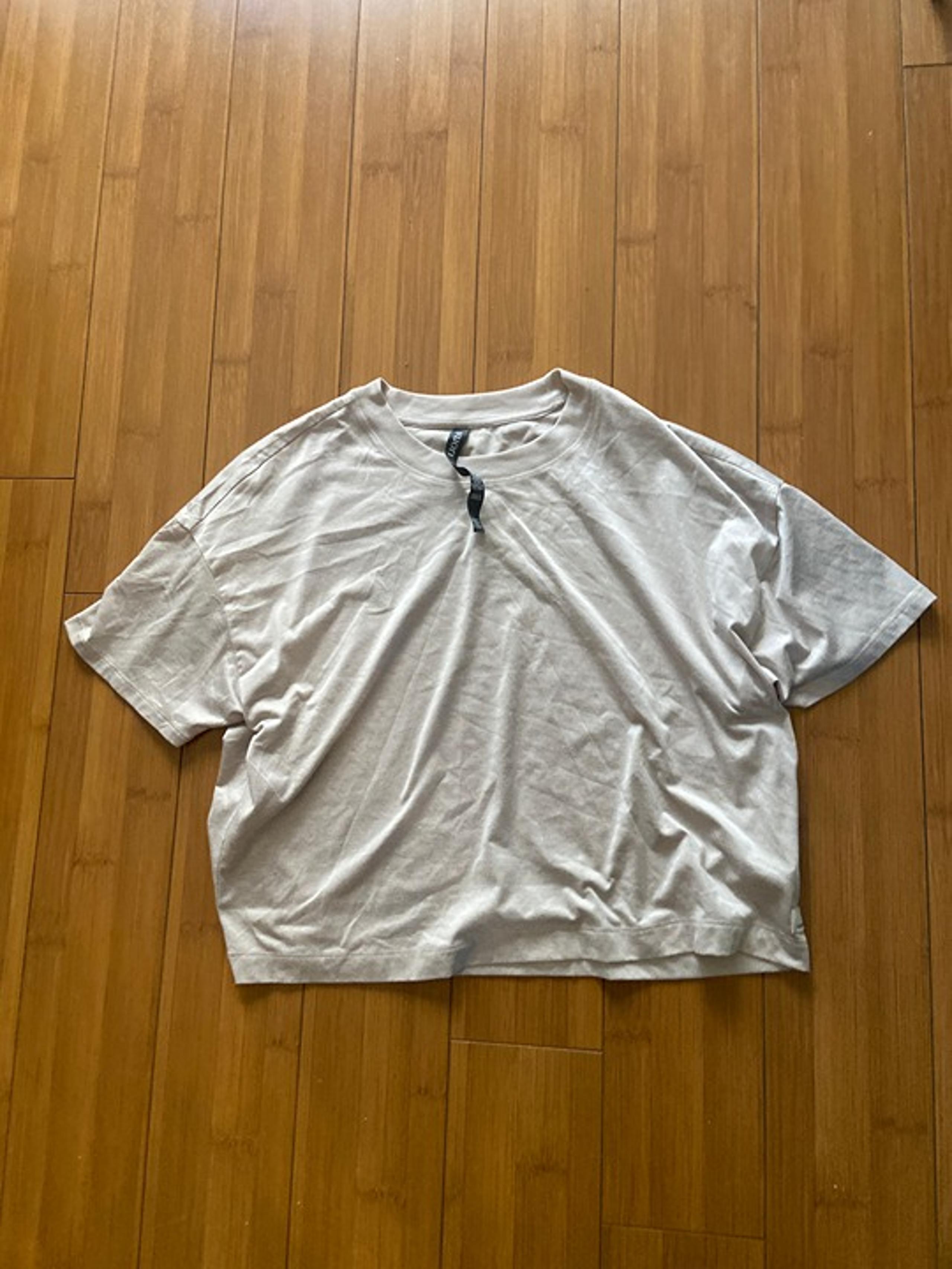 Vuori Women's Beige Cropped Tee - Medium