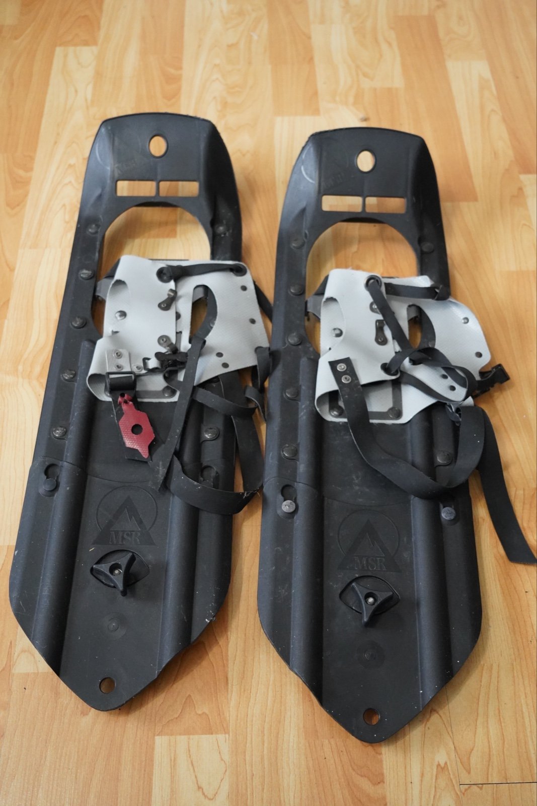 MSR DENALI SNOWSHOES 8 X 26 BLACK MOUNTAIN SAFETY RESEARCH W/ TAILS