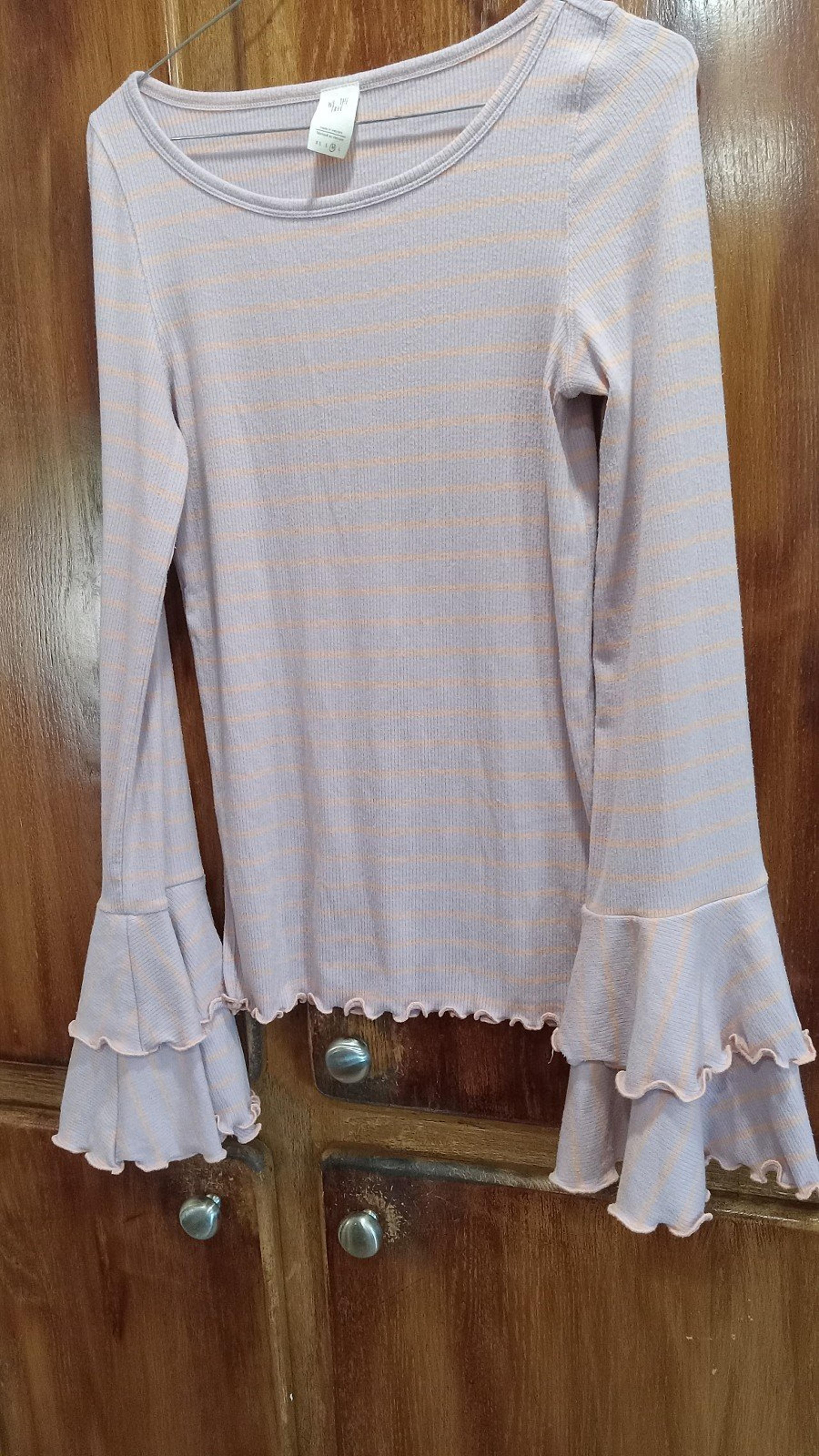Womens size medium We the Free long sleeve ribbed ruffle sleeve top