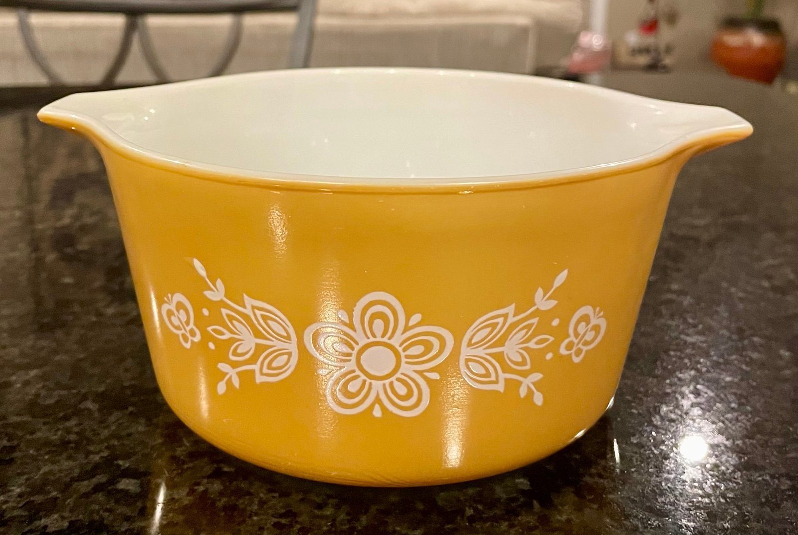 vintage Pyrex bowls