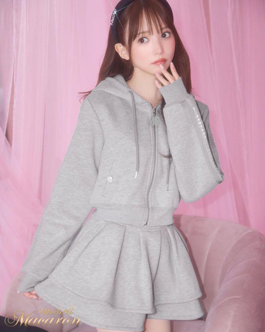 Brand new and unused Michel Macaron frill skirt set-up, free size, gray.