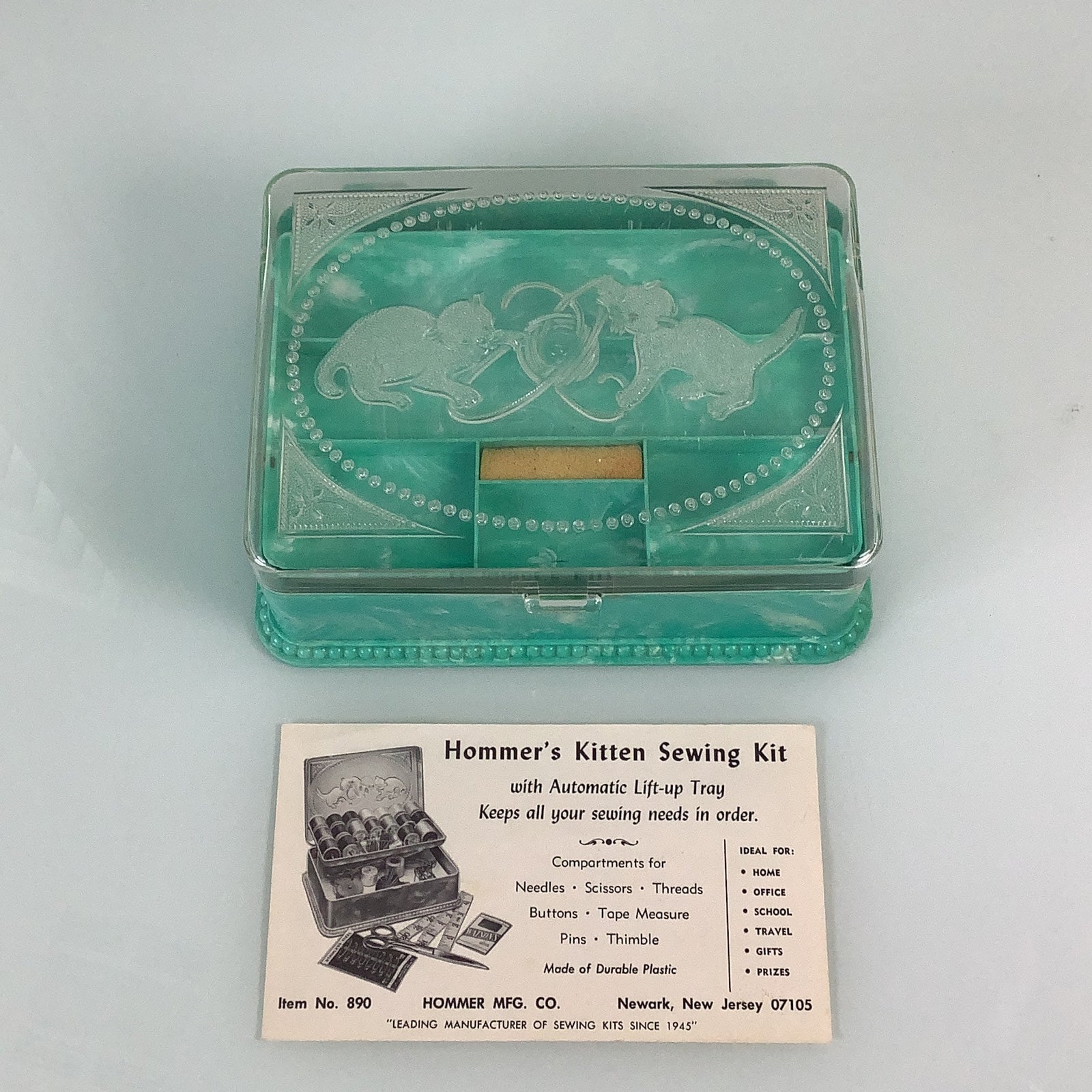 VGT Hommer’s Kitten Sewing Kit green/clear 890 with lift up tray Made in USA EUC