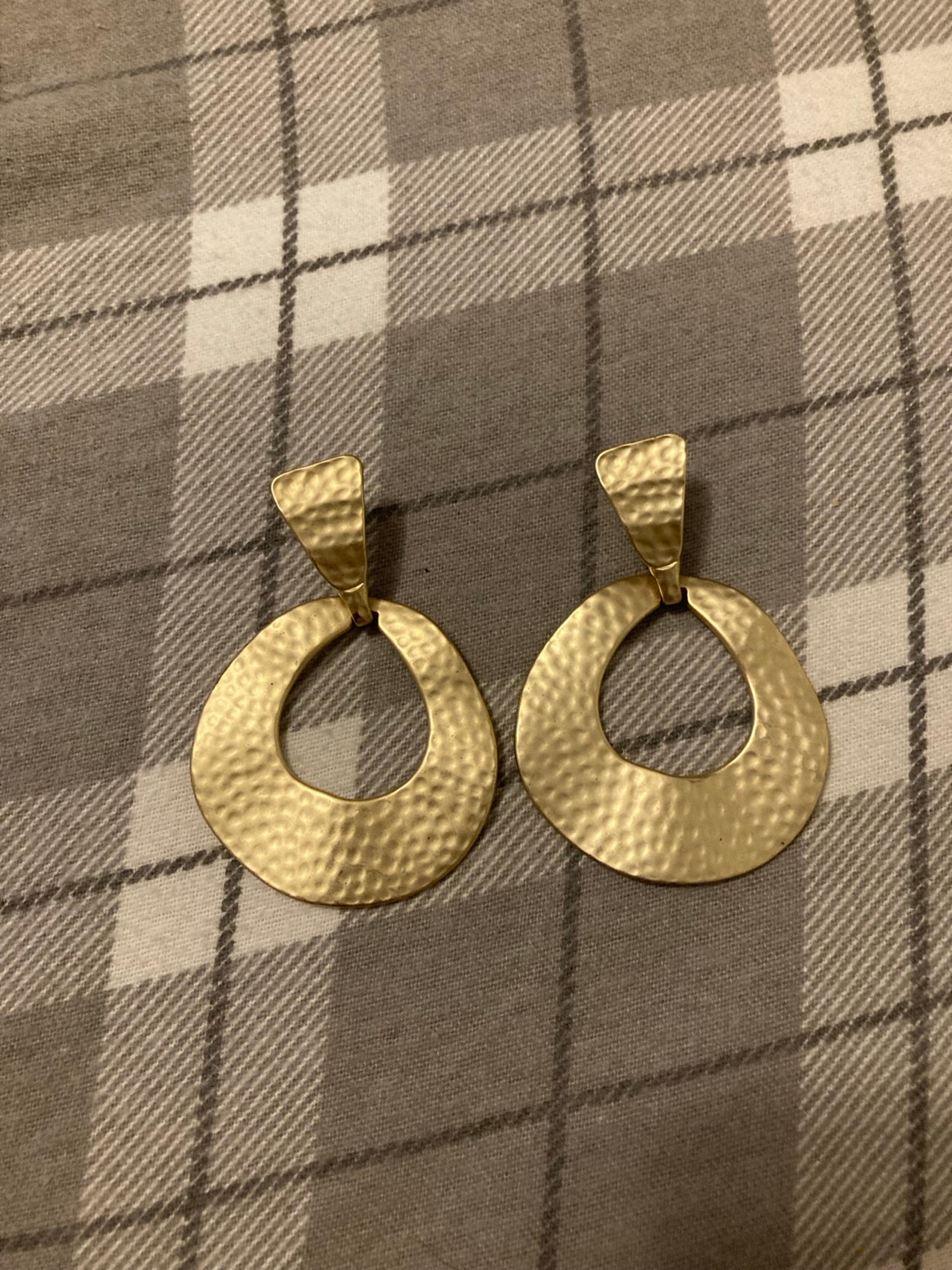 Women’s vintage KENNETH JAY LANE signed gold tone hammered stud earrings !