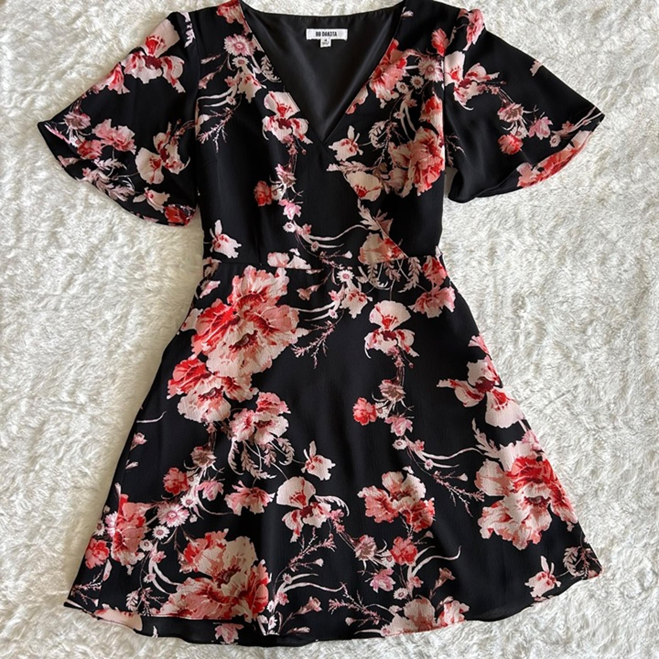 BB Dakota Black Floral Fit & Flare Tie Waist Flutter Short Sleeve Dress - 4