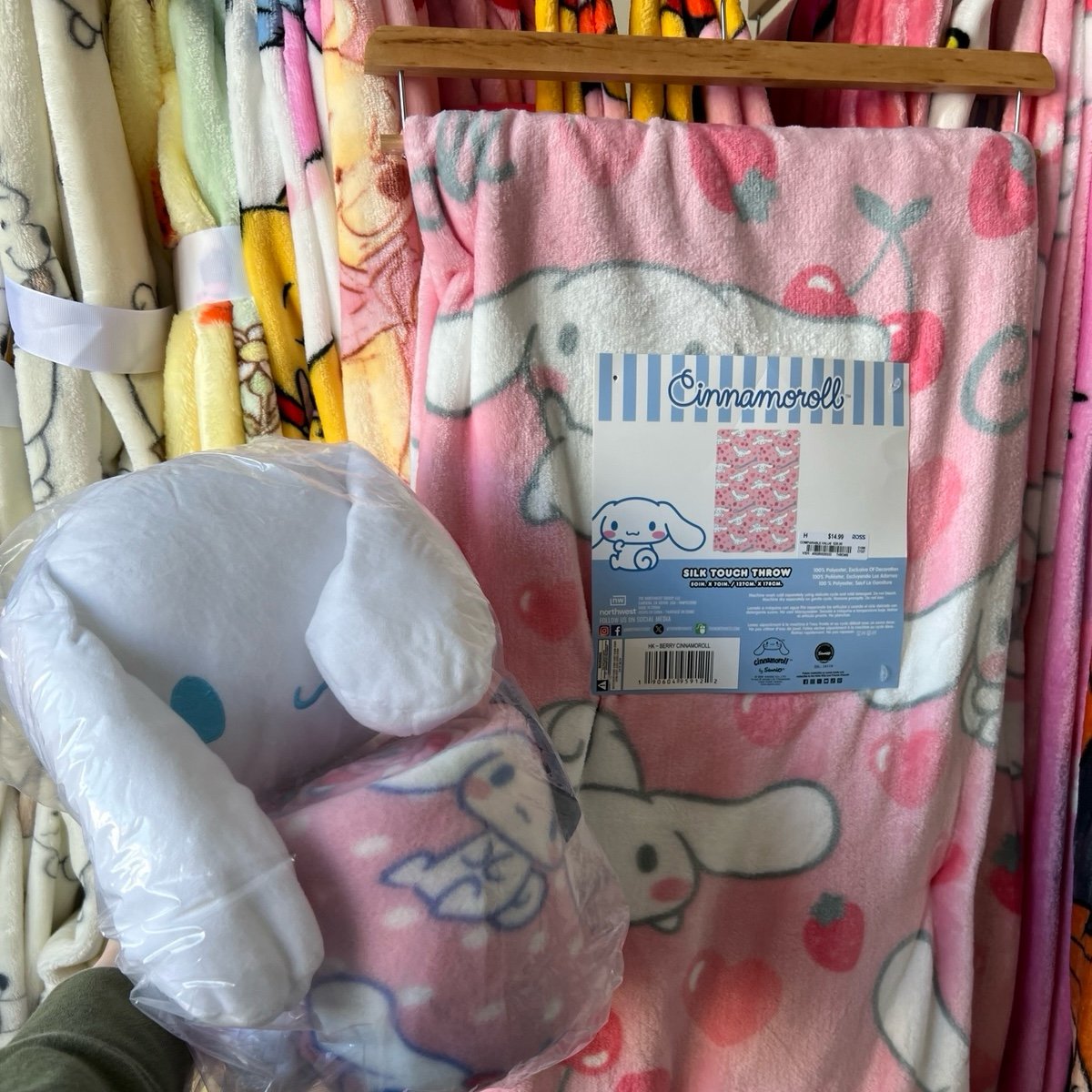 VHTF cinnamoroll strawberry hugger