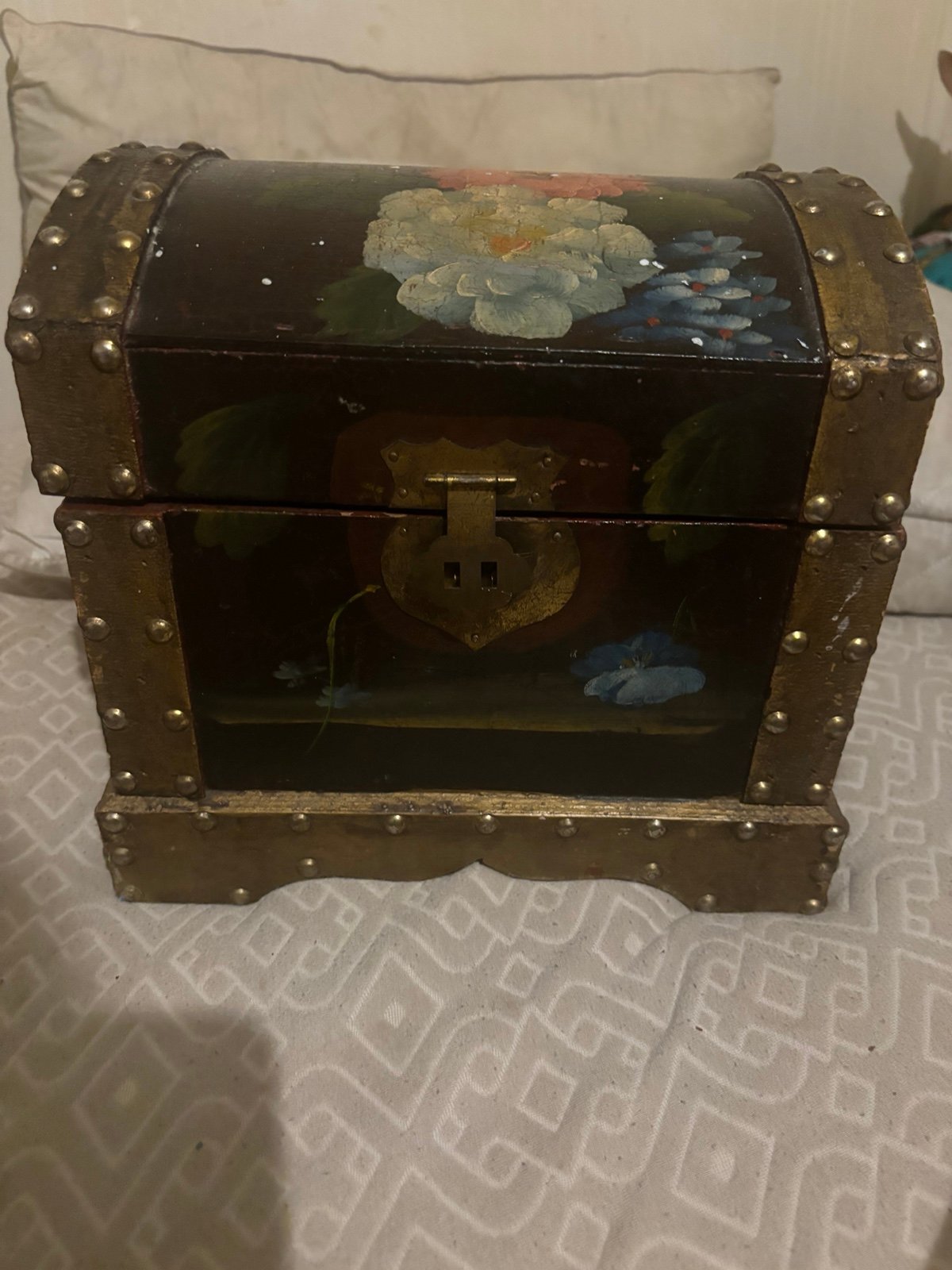 Vintage decrotive box