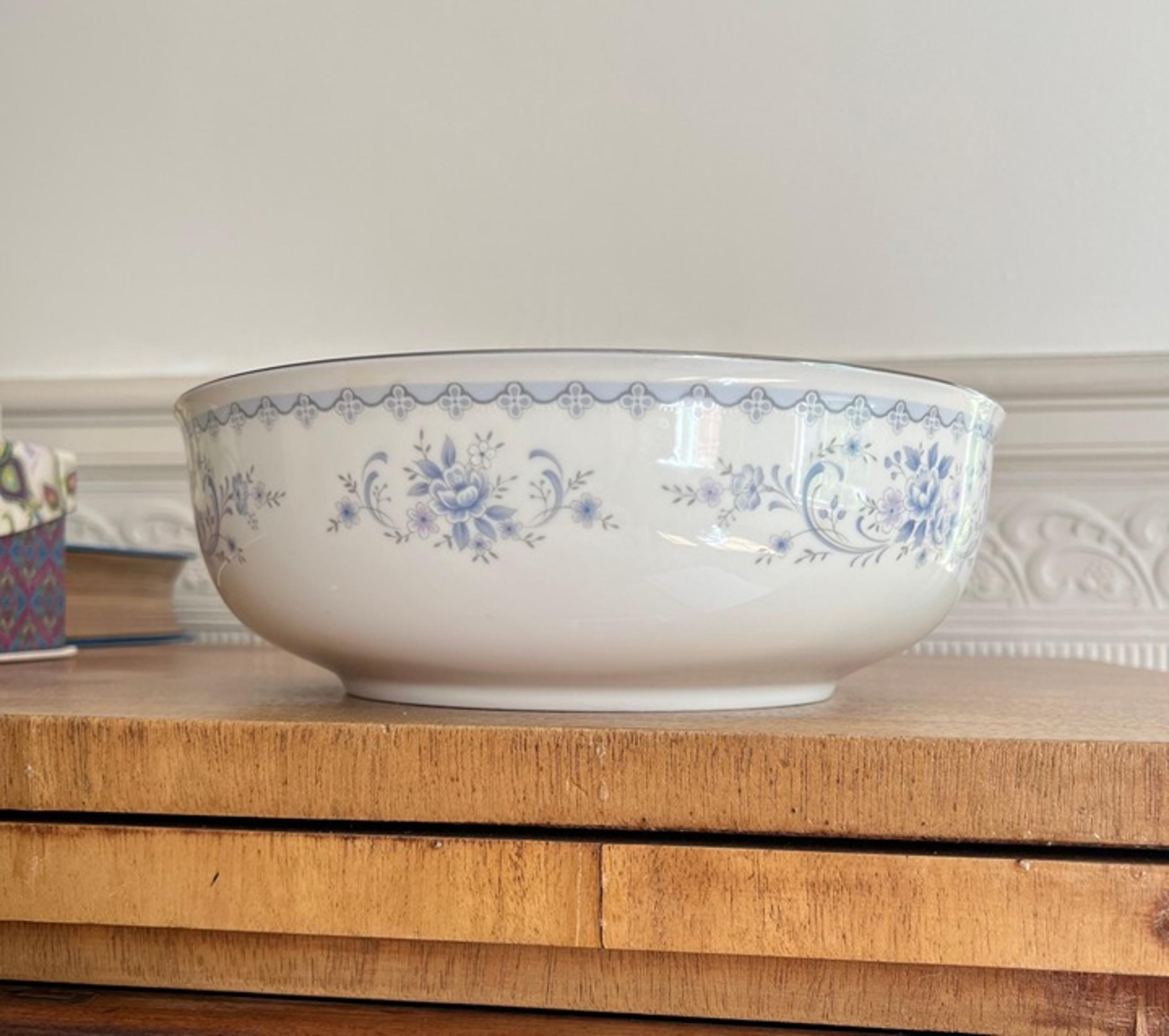 Mikasa petite bone china serving bowl, "Sabrina" pattern - nearly new