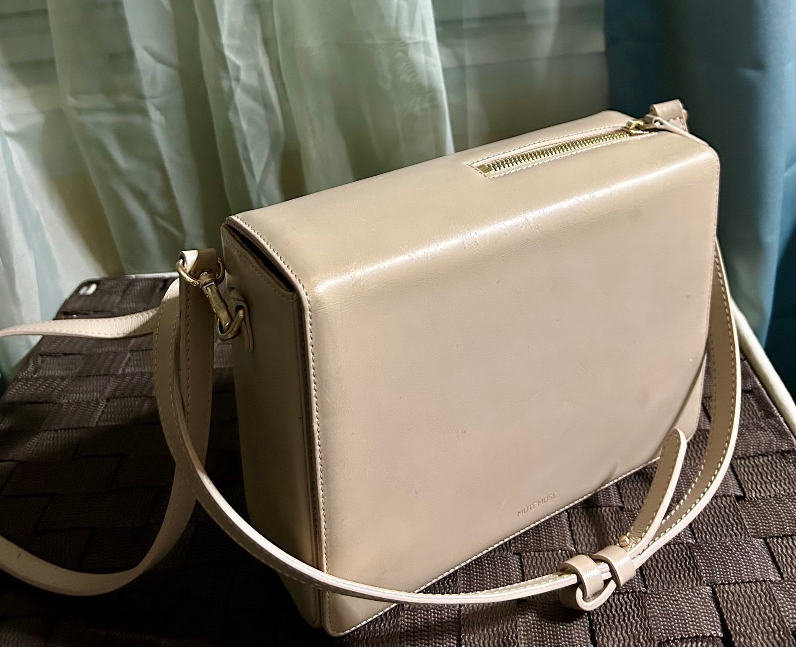 MUTEMUSE AMUSE BEIGE LEATHER CROSSBODY BAG
