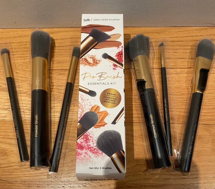 NWT Billion Dollar Brushes 6- piece set of brushes