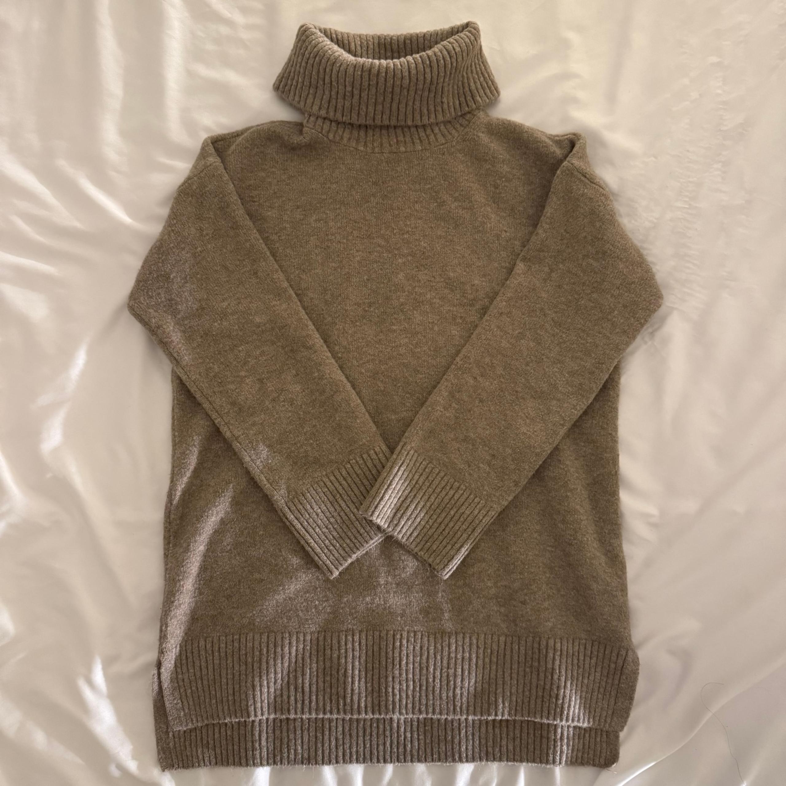 Uniqlo Soufflé Yarn Turtleneck Sweater in Neutral Tan/Brown | Women’s Size S