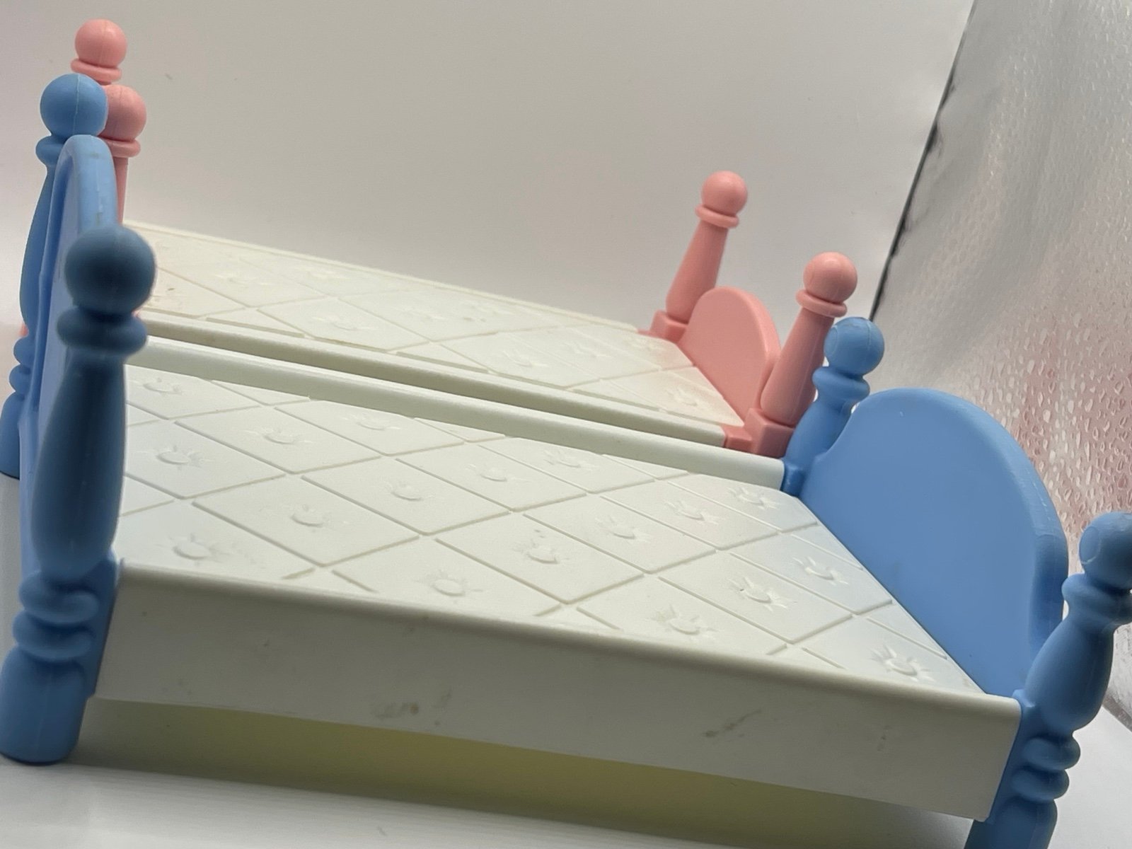 Little tikes set of beds parents girls room dollhouse