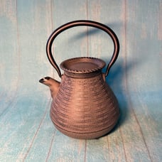 cast iron tea pot in excellent conditions
