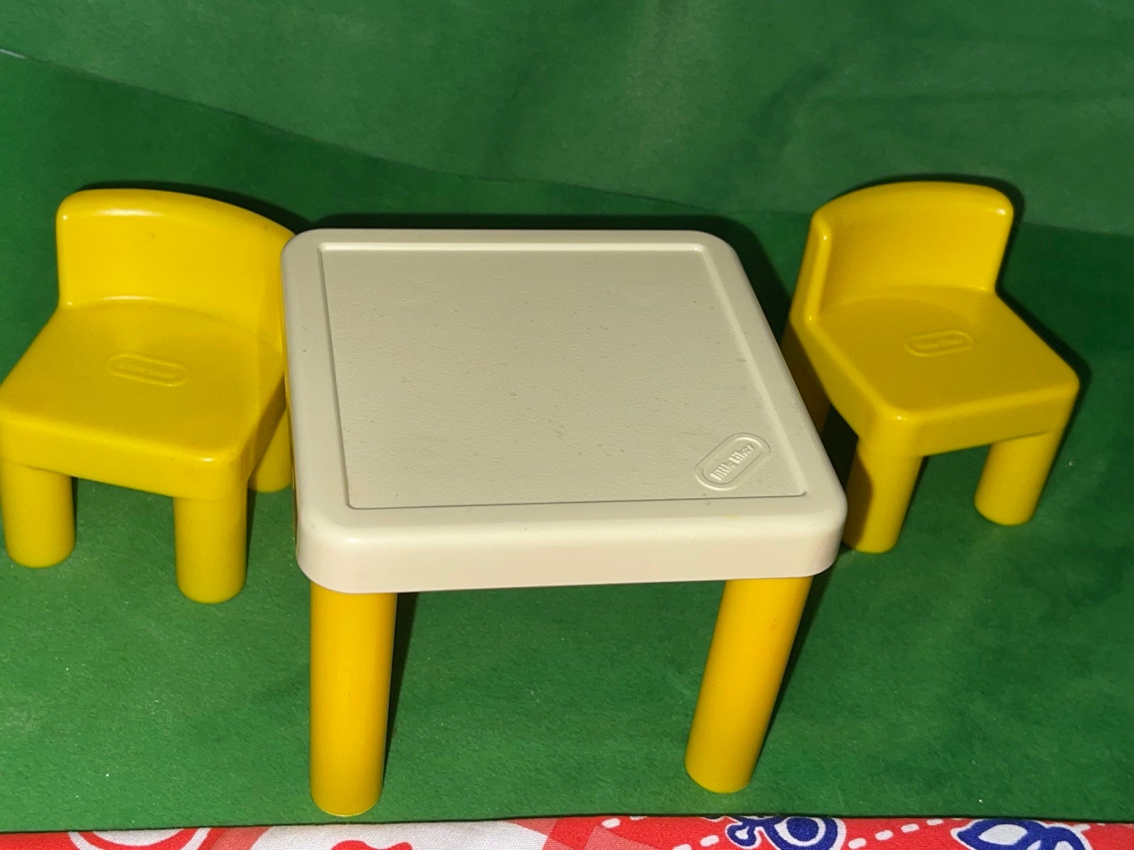 Yellow table kitchen & Chair 2 little tikes chairs w set