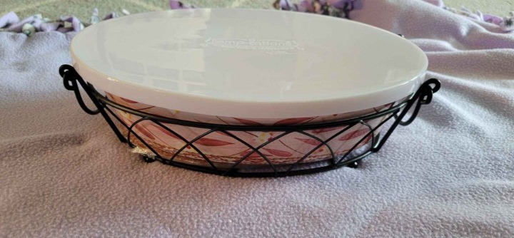 NEW Temp-tations by Tara red casserole 2qt dish with plastic lid