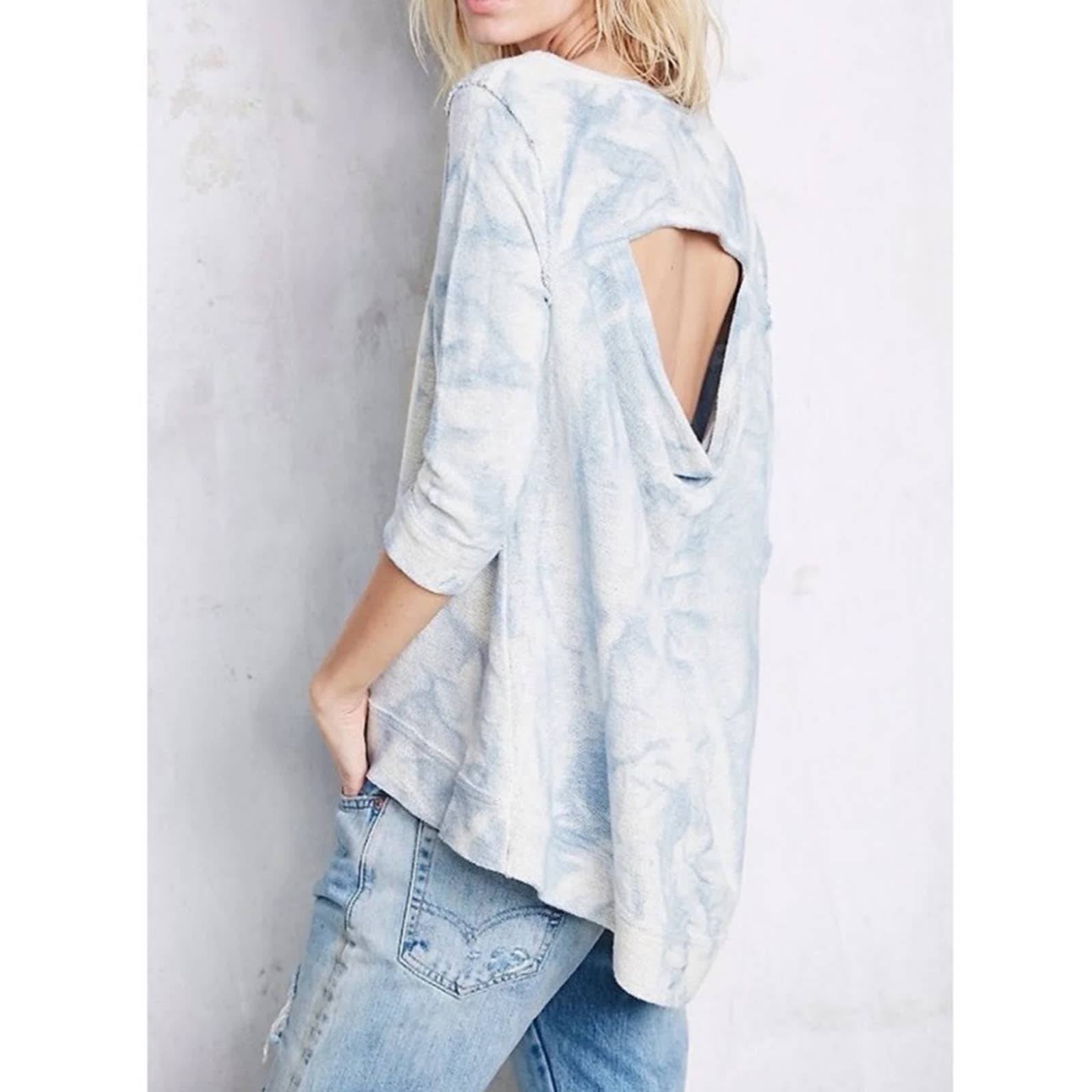 Free People • Light Blue Tie Dye Cloudy Wash Cut Out Back Pullover Sweater Sz XS
