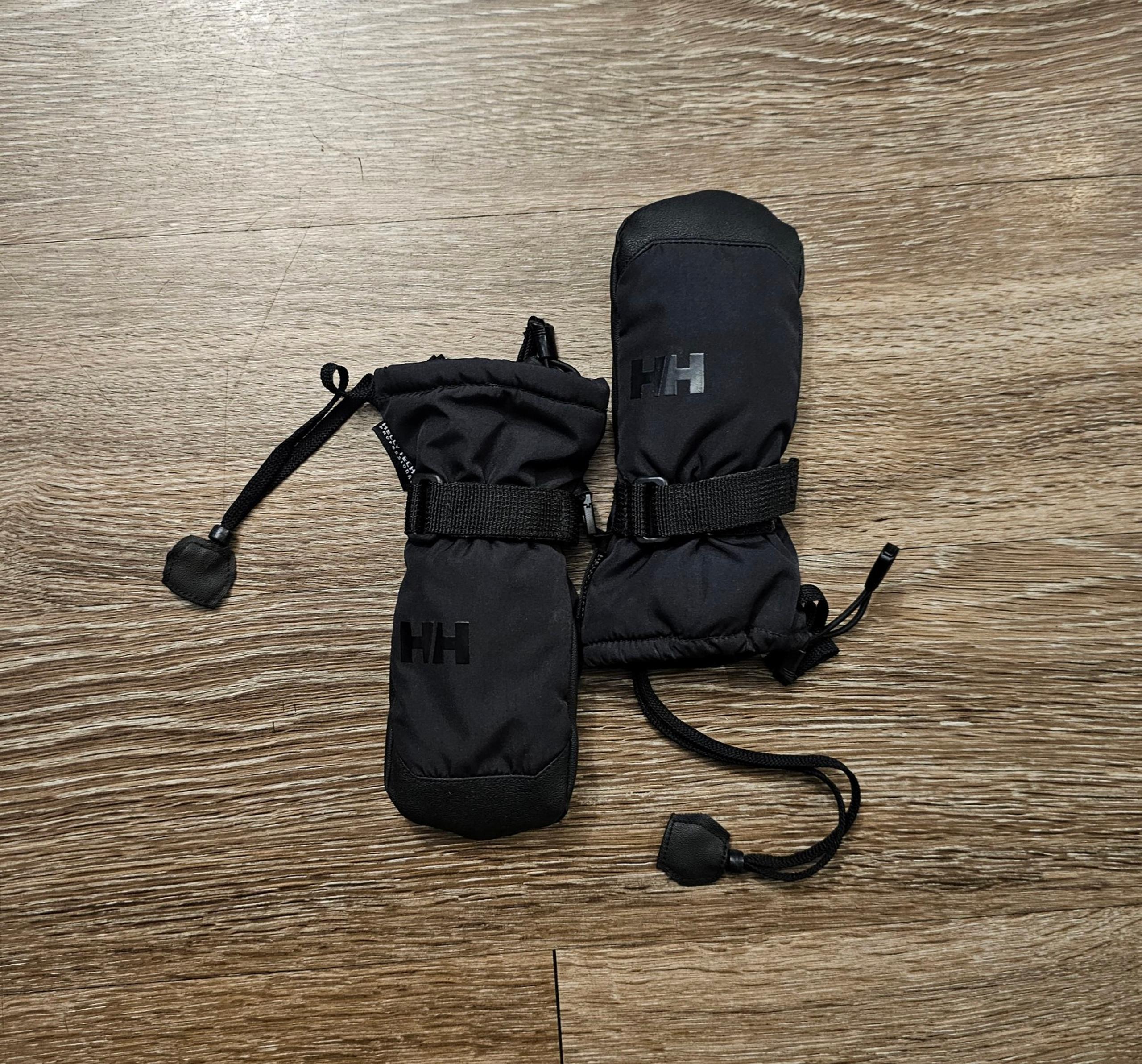 Helly Hansen kids black snow gloves