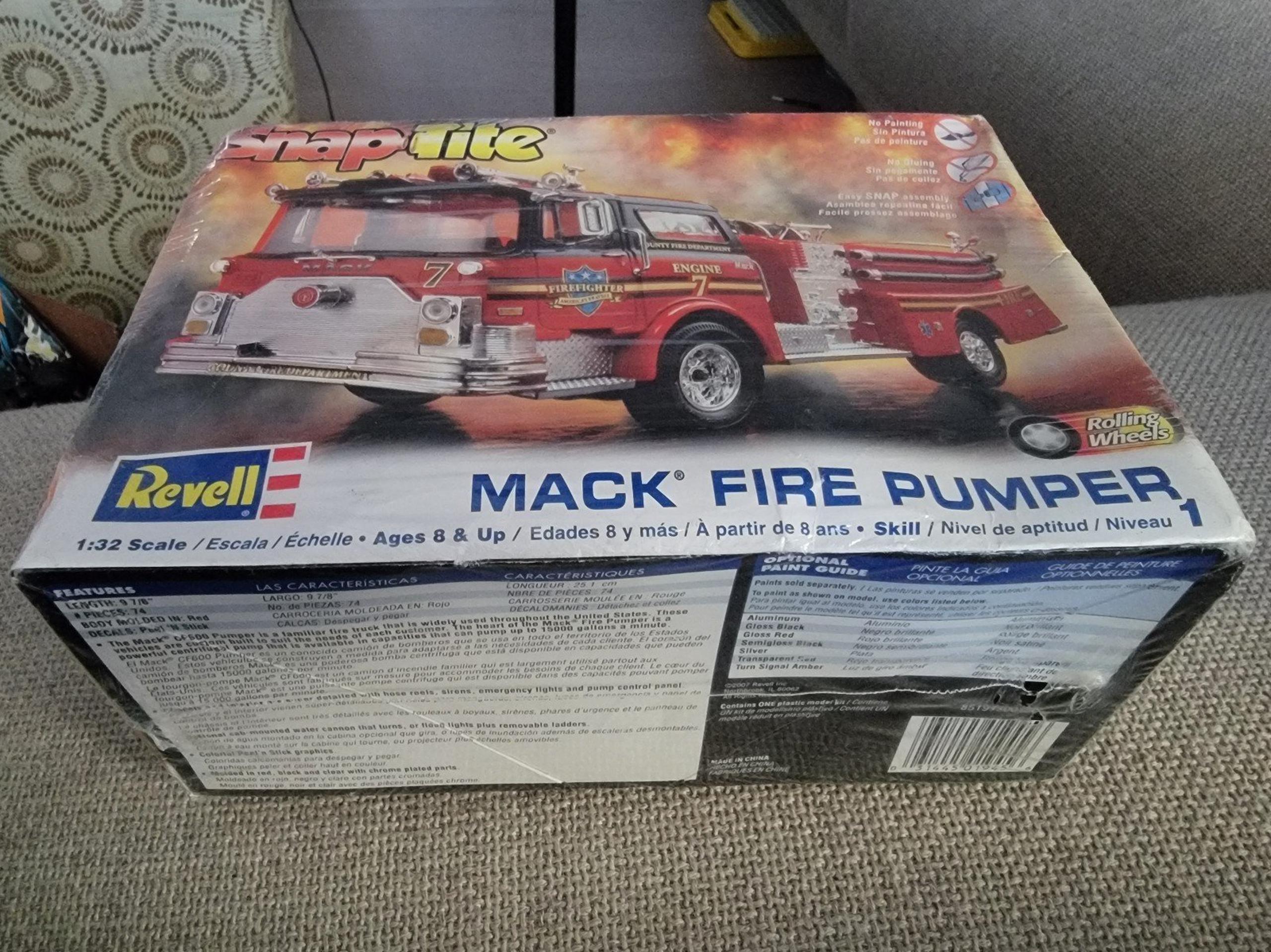 2007 Revell Snaptite Mack Fire Pumper 1:32 Scale