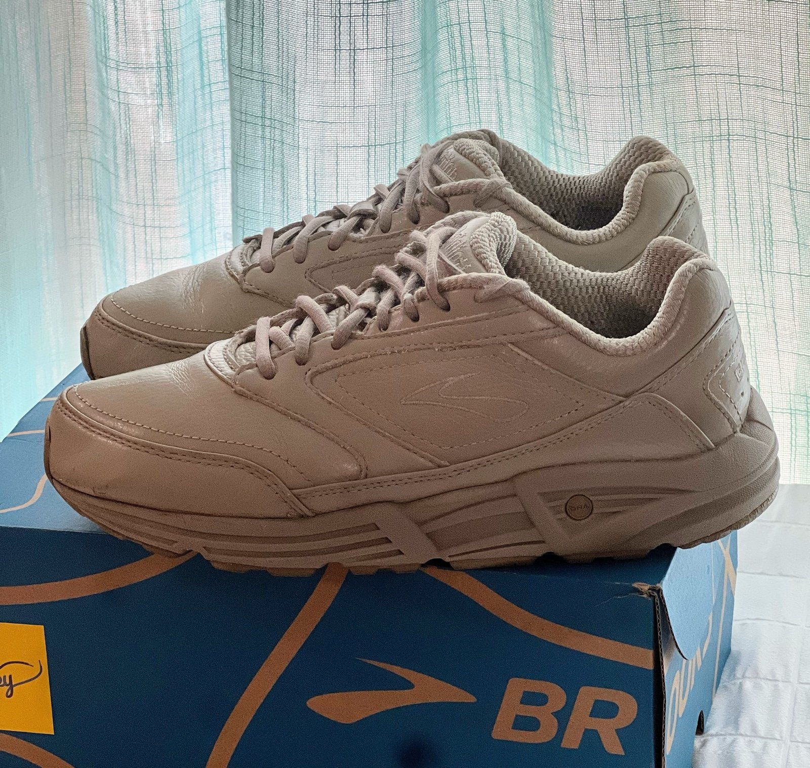 Brooks Women’s 9.5 grey Walking shoes