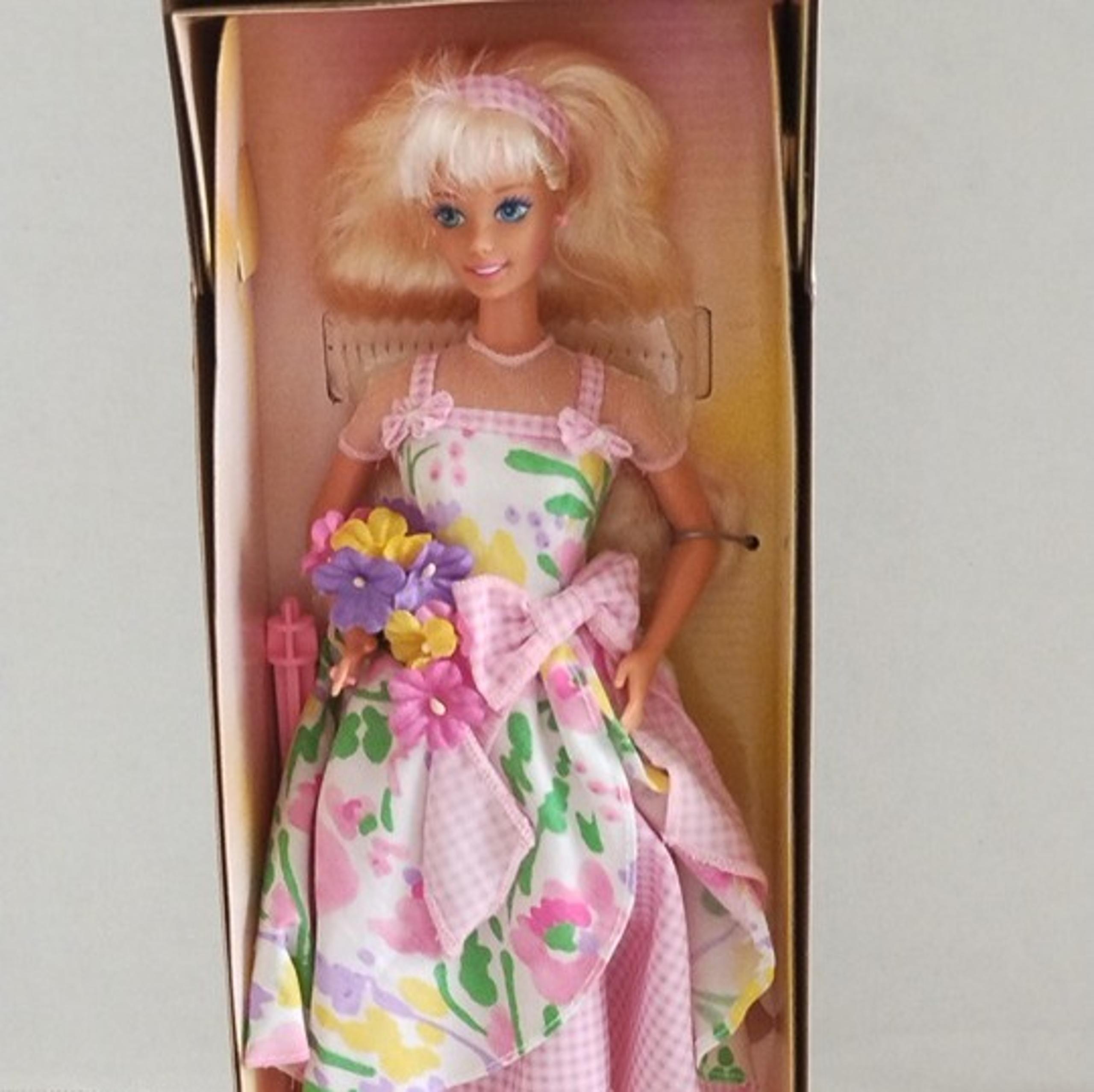VINTAGE AVON SPECIAL EDITION SPRING PETALS BARBIE -1996