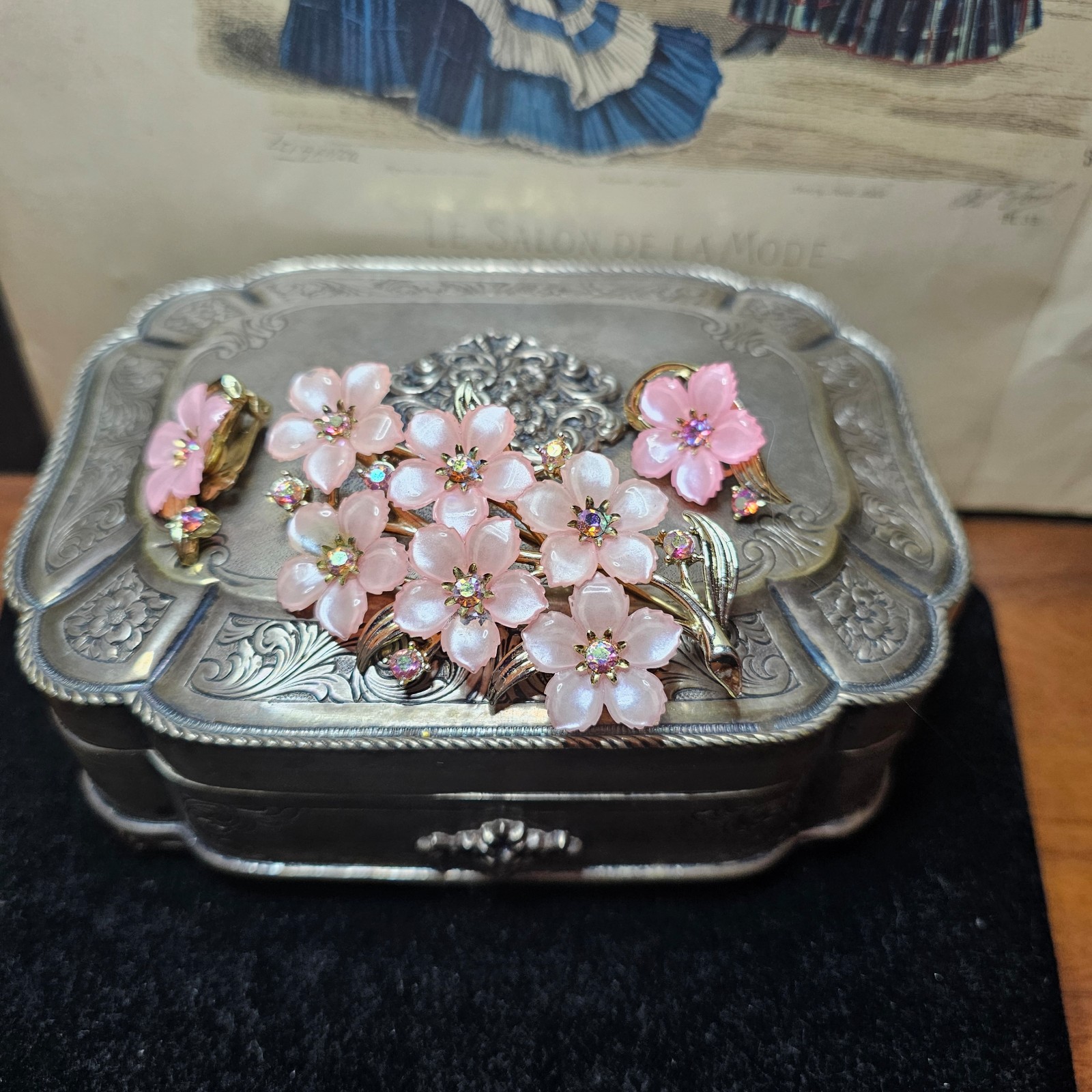 Vintage beautiful set, brooch,earrings, pink lucite, gold tone, Coro
