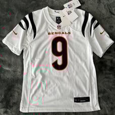 (NWT) (AUTHENTIC) NFL ON FIELD APPAREL JOE BURROW BLACK ON WHITE STRIPED JERSEY.