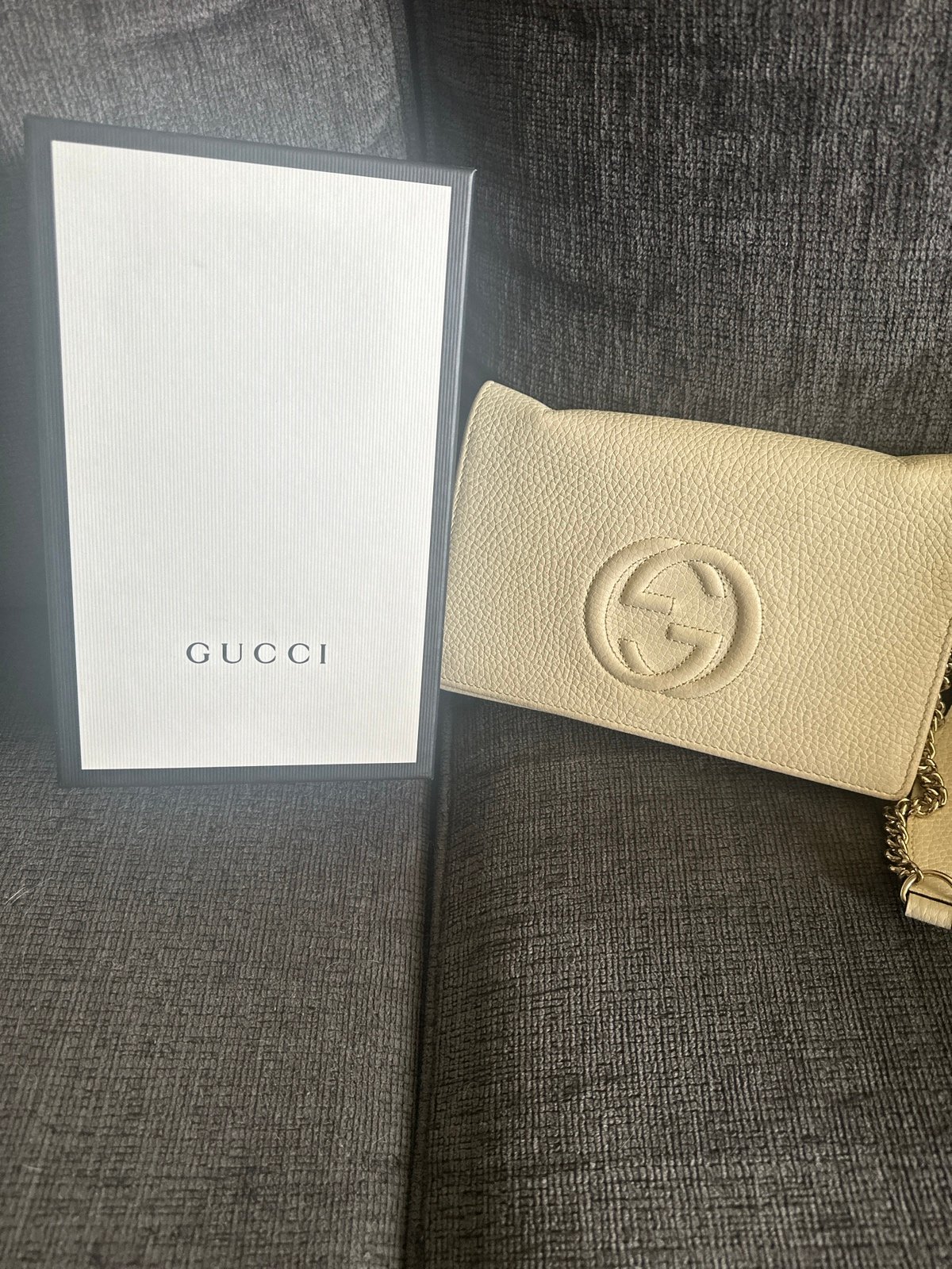 Gucci Pebbled Calfskin soho wallet on chain ivory