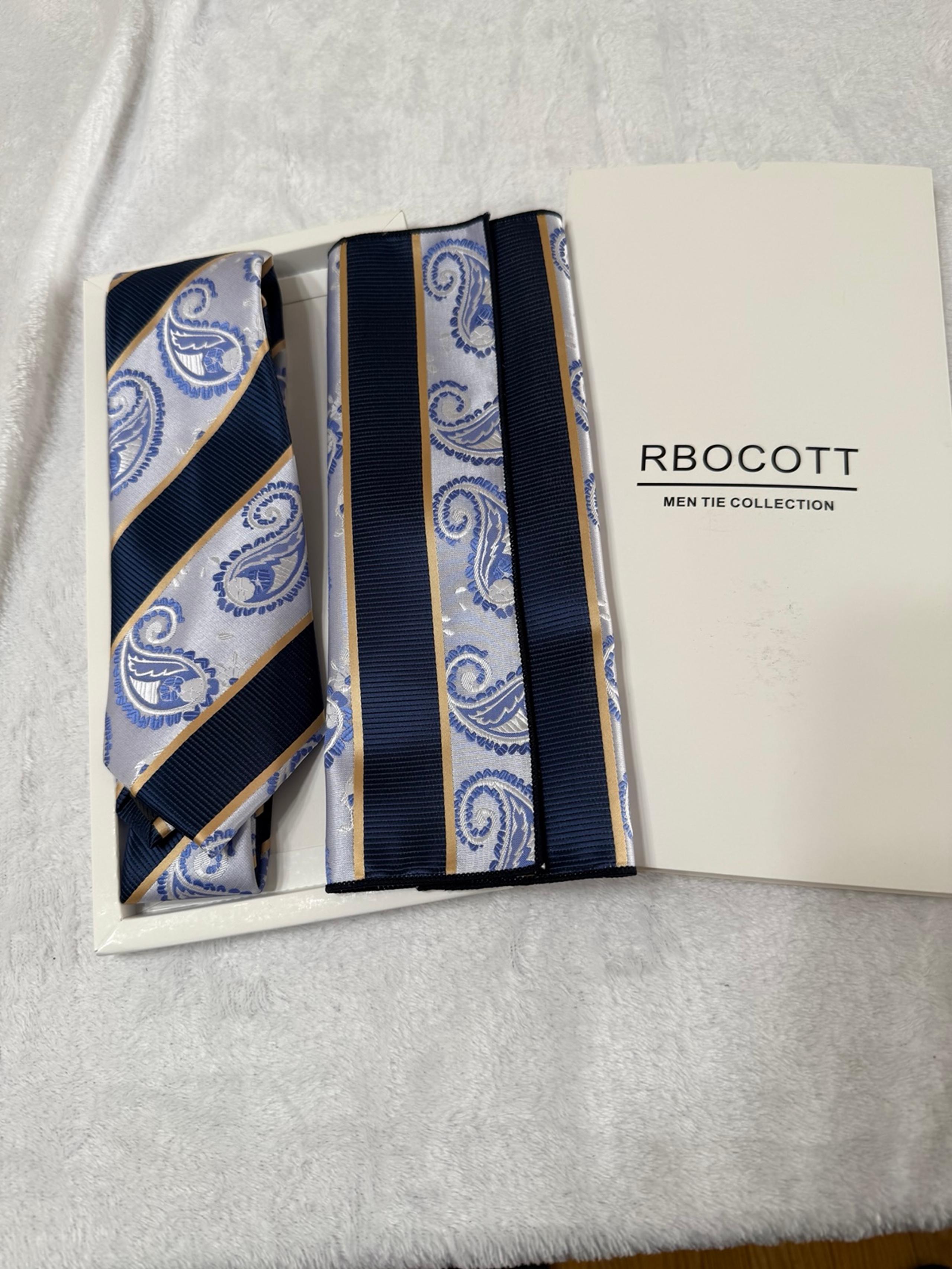 Men’s silk tie with matching pocket square
