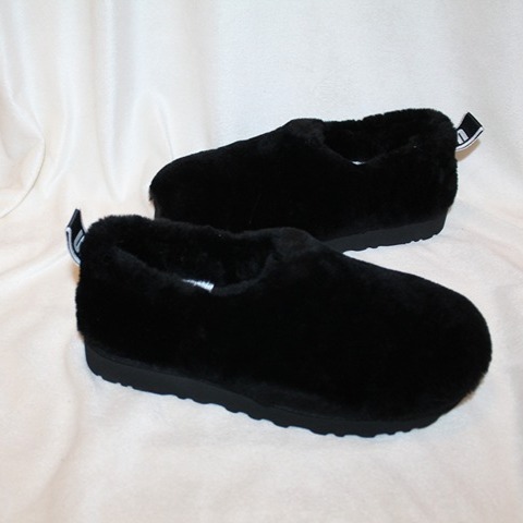 NIB UGG WOMEN'S COZY SHEARLING BOOTIES SLIPPERS BOOTS BLACK 8