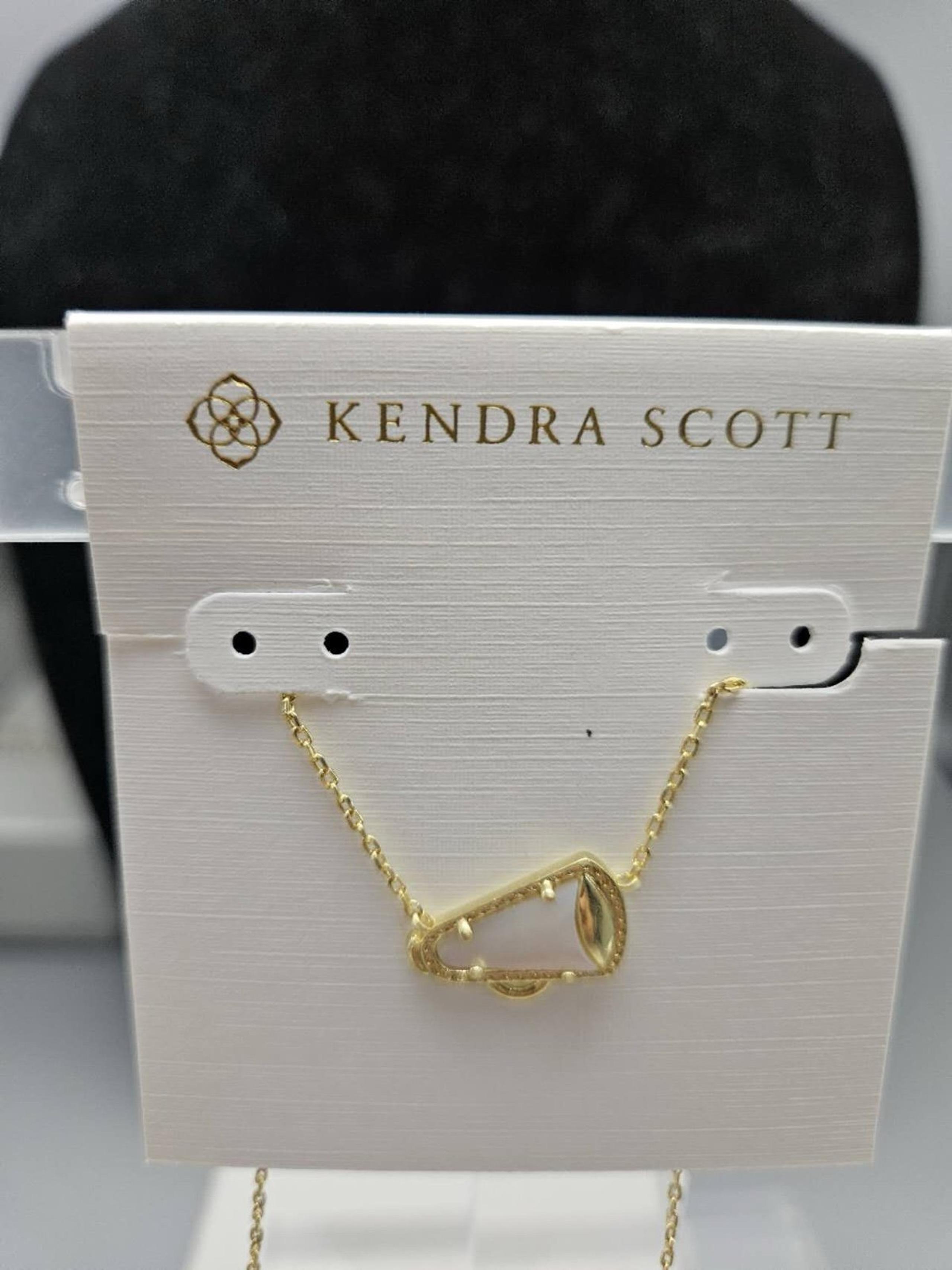 Kendra Scott   Cheer Gold Short Pendant Necklace in White Mother
