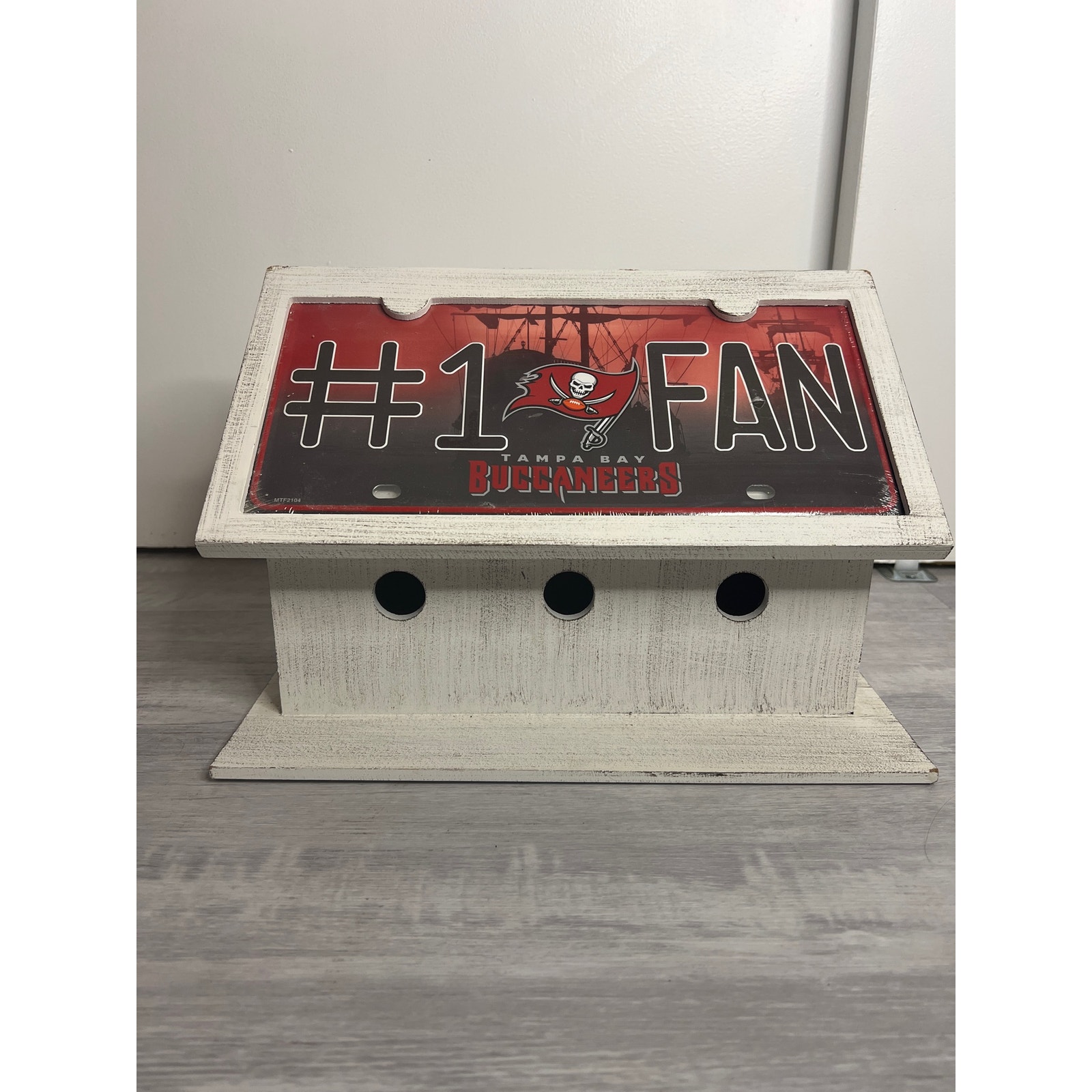 Wooden removable bucs tag plate bird feeder