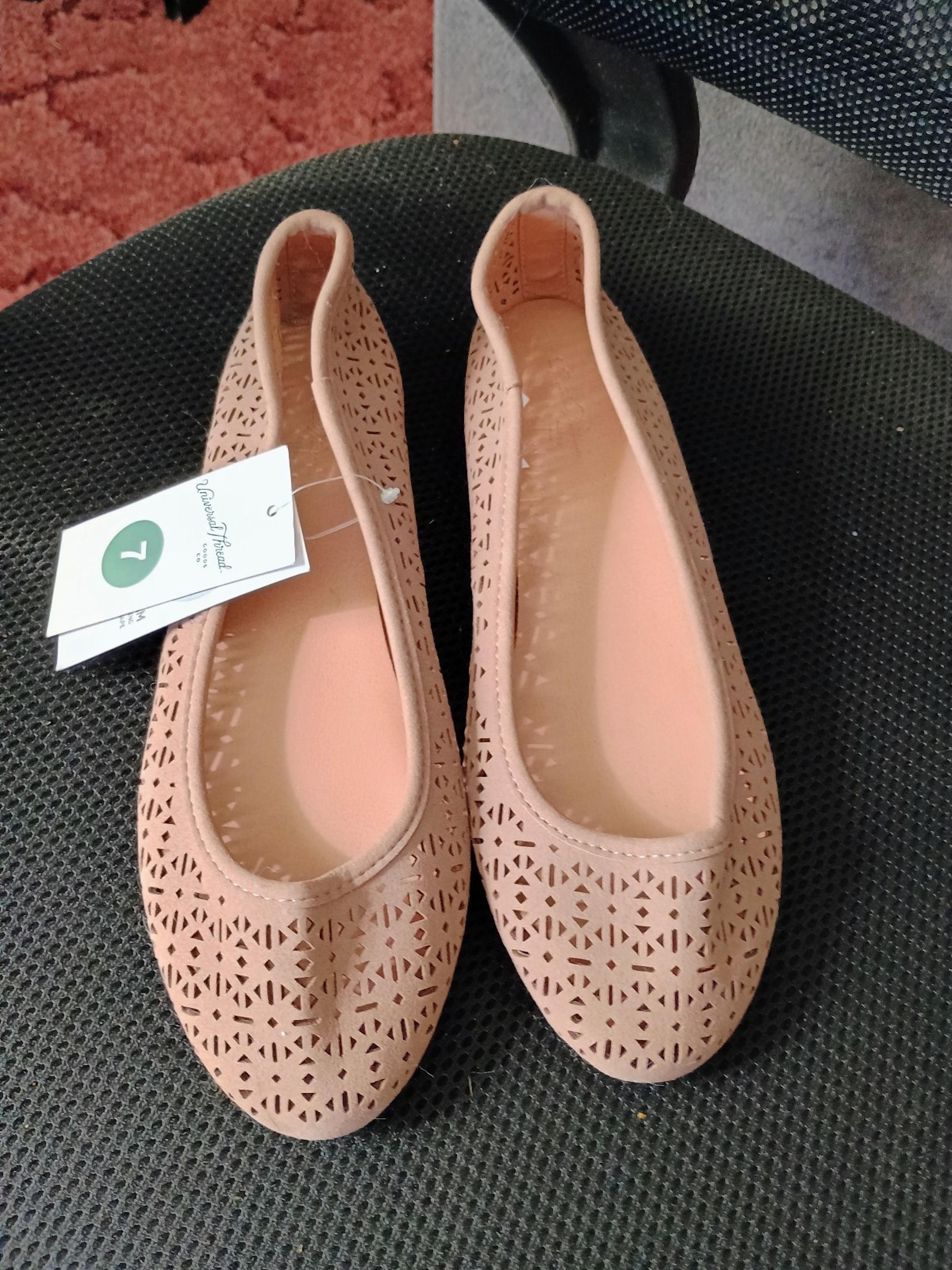 Universal Thread Flats Size 7