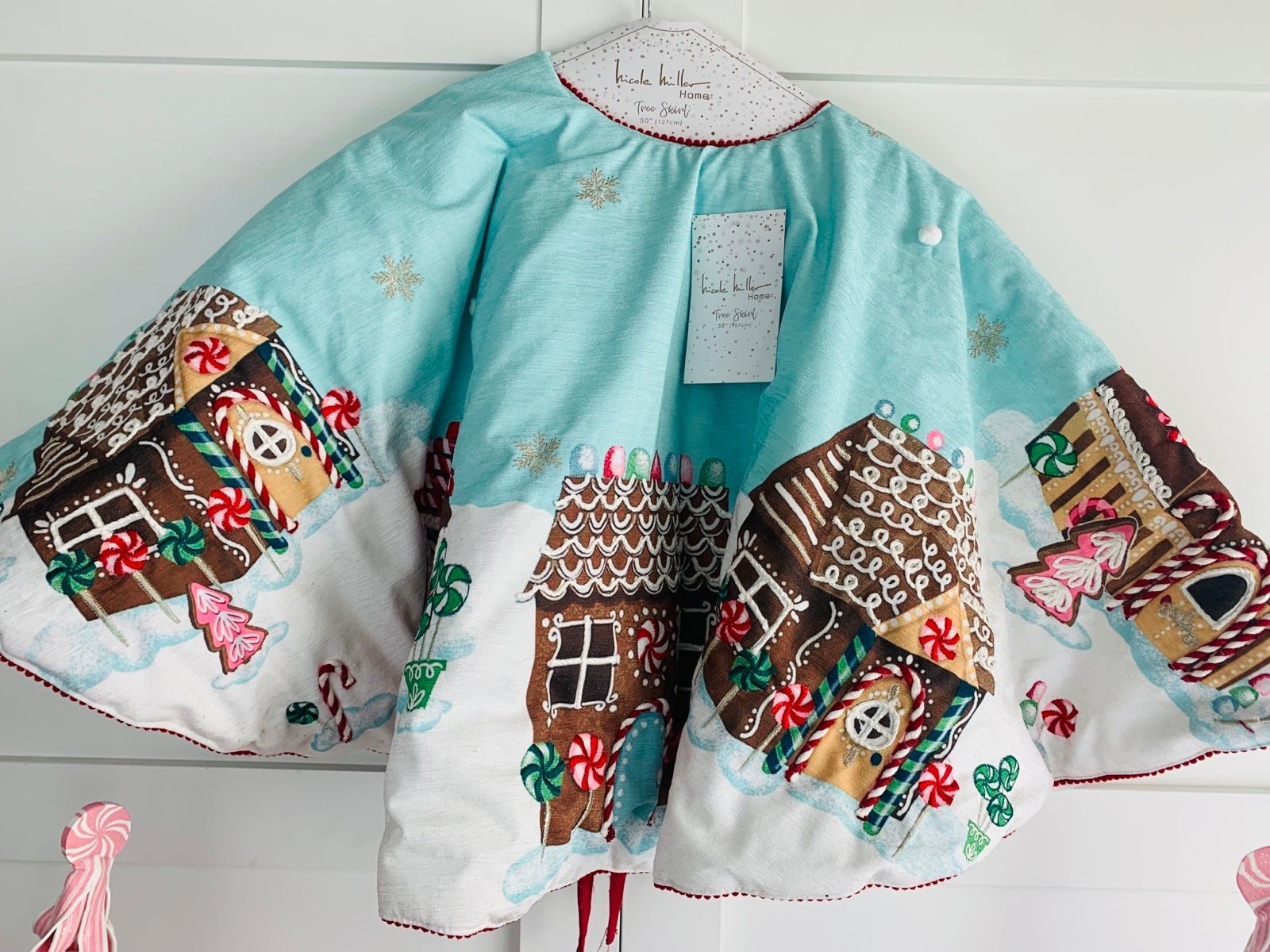 New nicole miller gingerbread house tree skirt