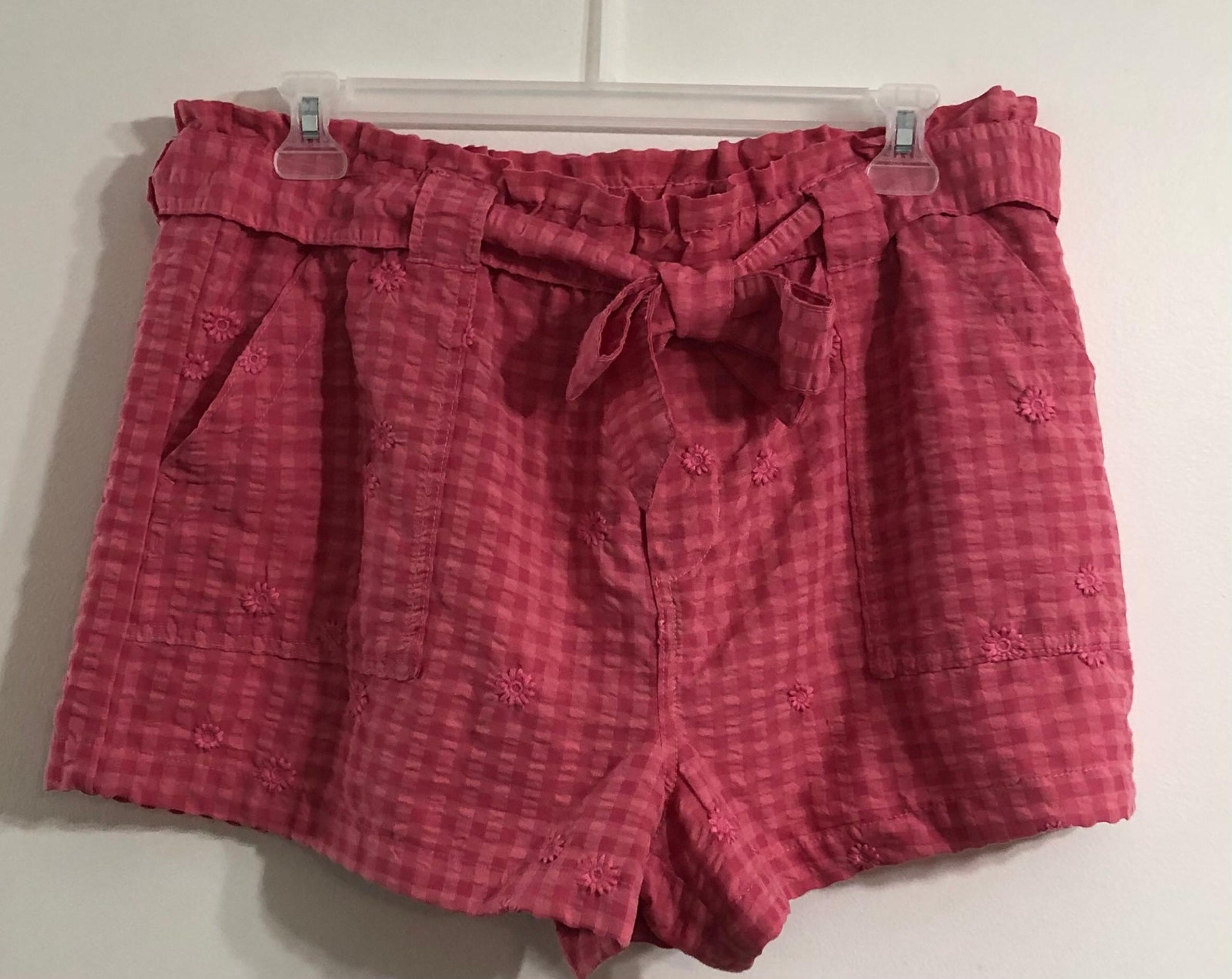Women’s Short Seersucker w/embroidered accents two front patch pocket pink. XL
