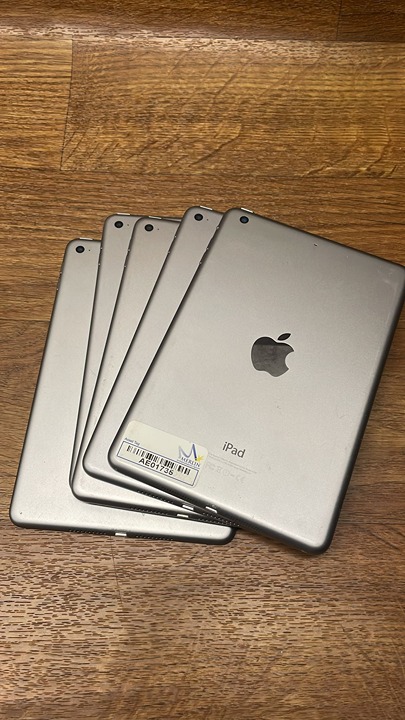 Lot of 5x Apple iPad Mini A1538 – All Power On – IC Locked – For Parts or Repair