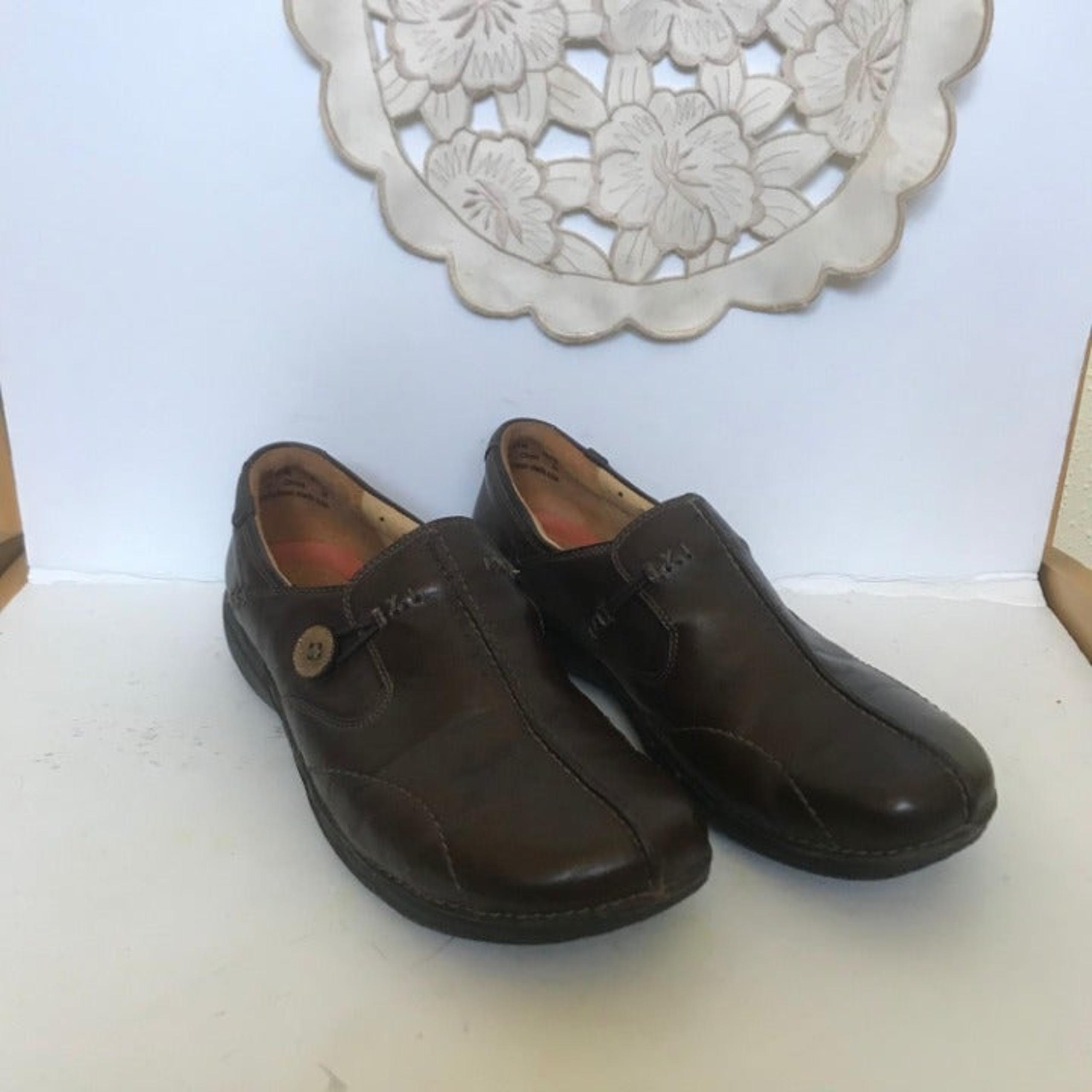 Clark Slip on Split toe walking shoe