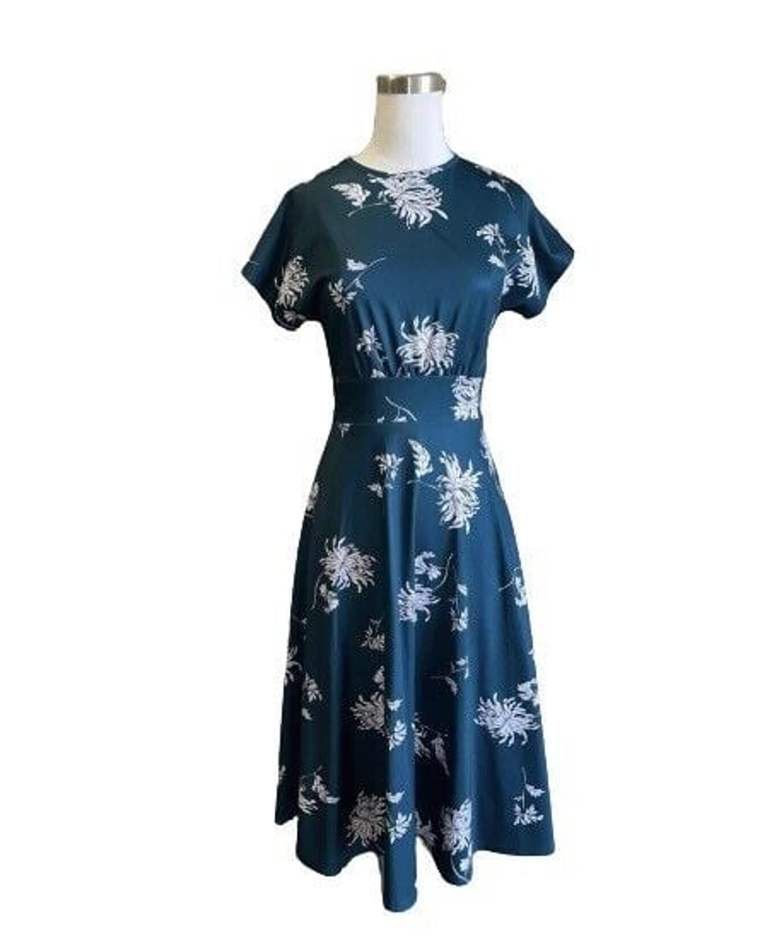 Homeyee dress Floral midi size 6 Medium Hunter Green Fit Flare