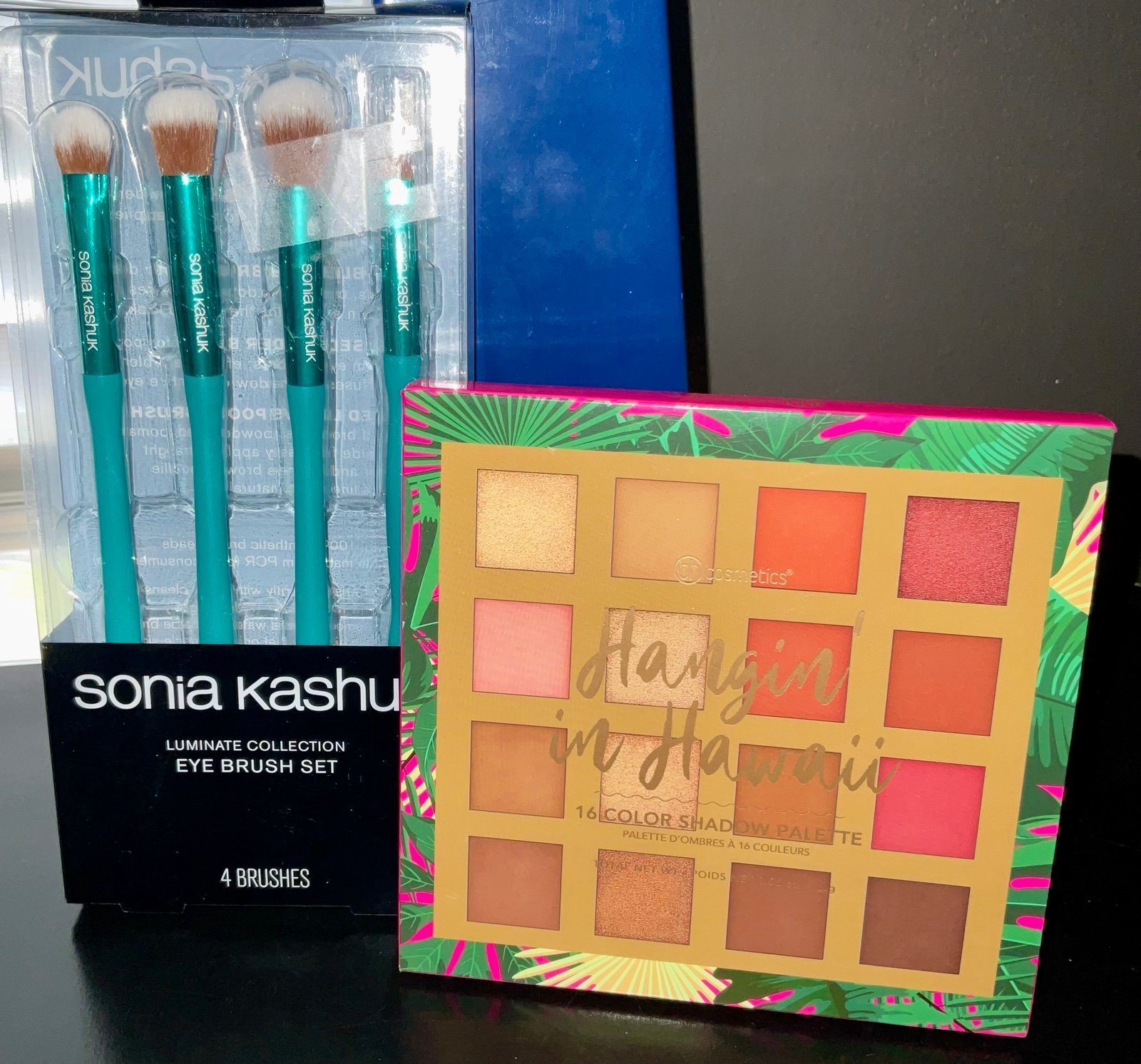 Hangin in Hawaii Makeup Bundle - detail