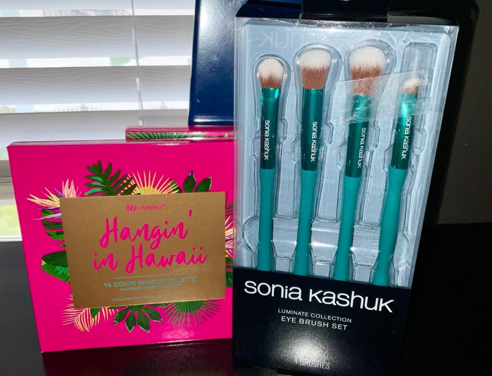 Hangin in Hawaii Makeup Bundle - detail