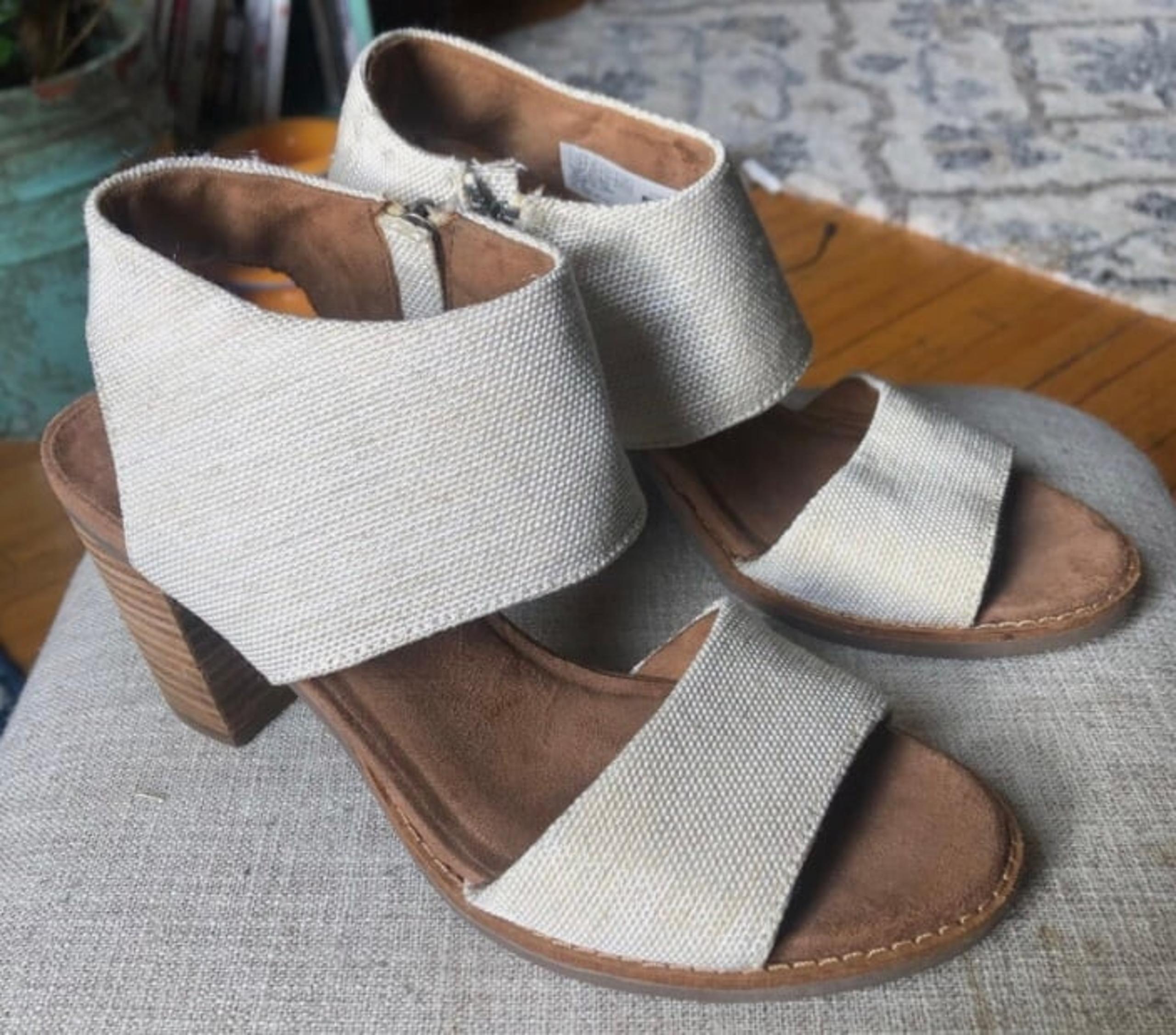 Toms Cream/ Beige Canvas Slingback Side Zip Block Heel Sandal SZ 6.5