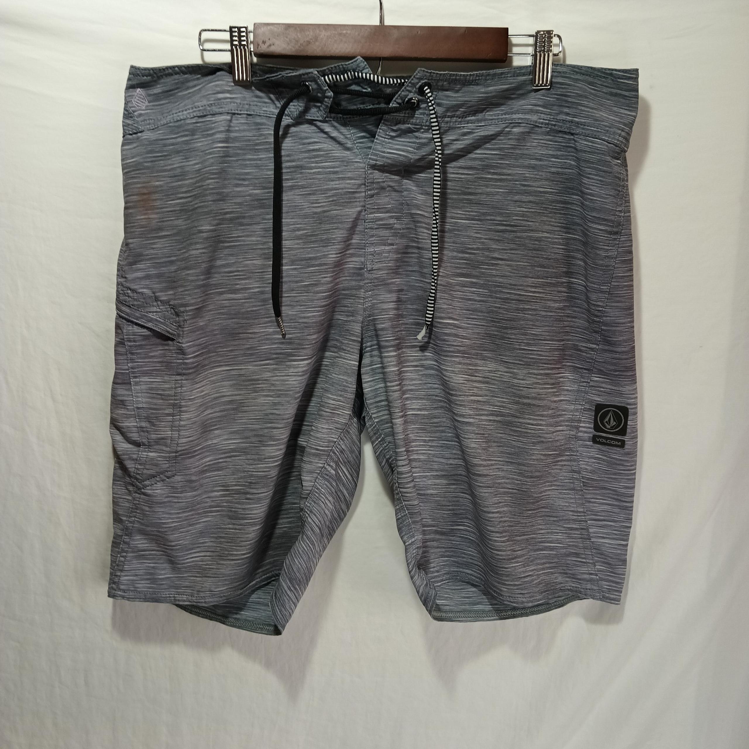 Men's volcom size 34 gray board shorts. ombre.