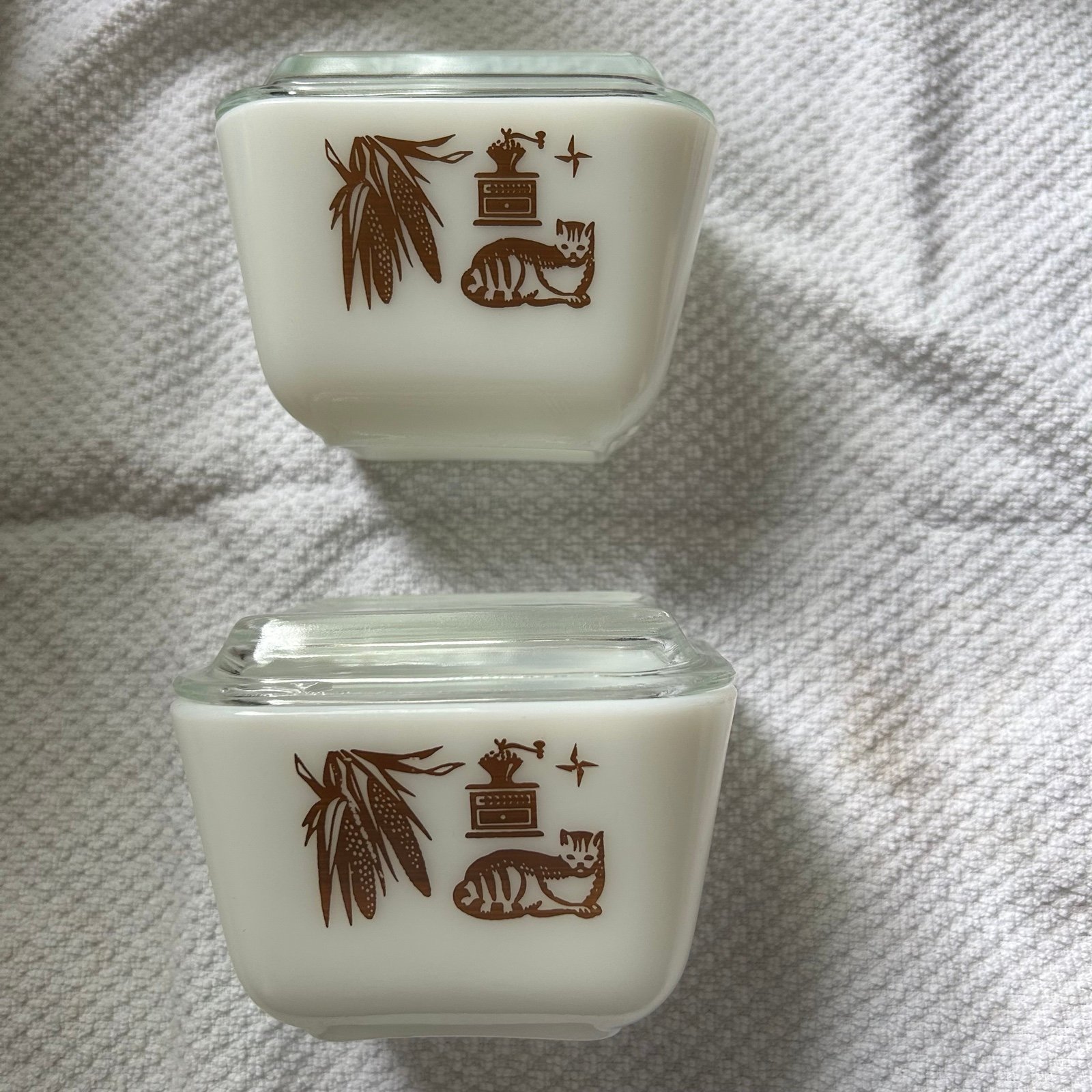 Pyrex 2 piece set w lids. 501. Early American pattern