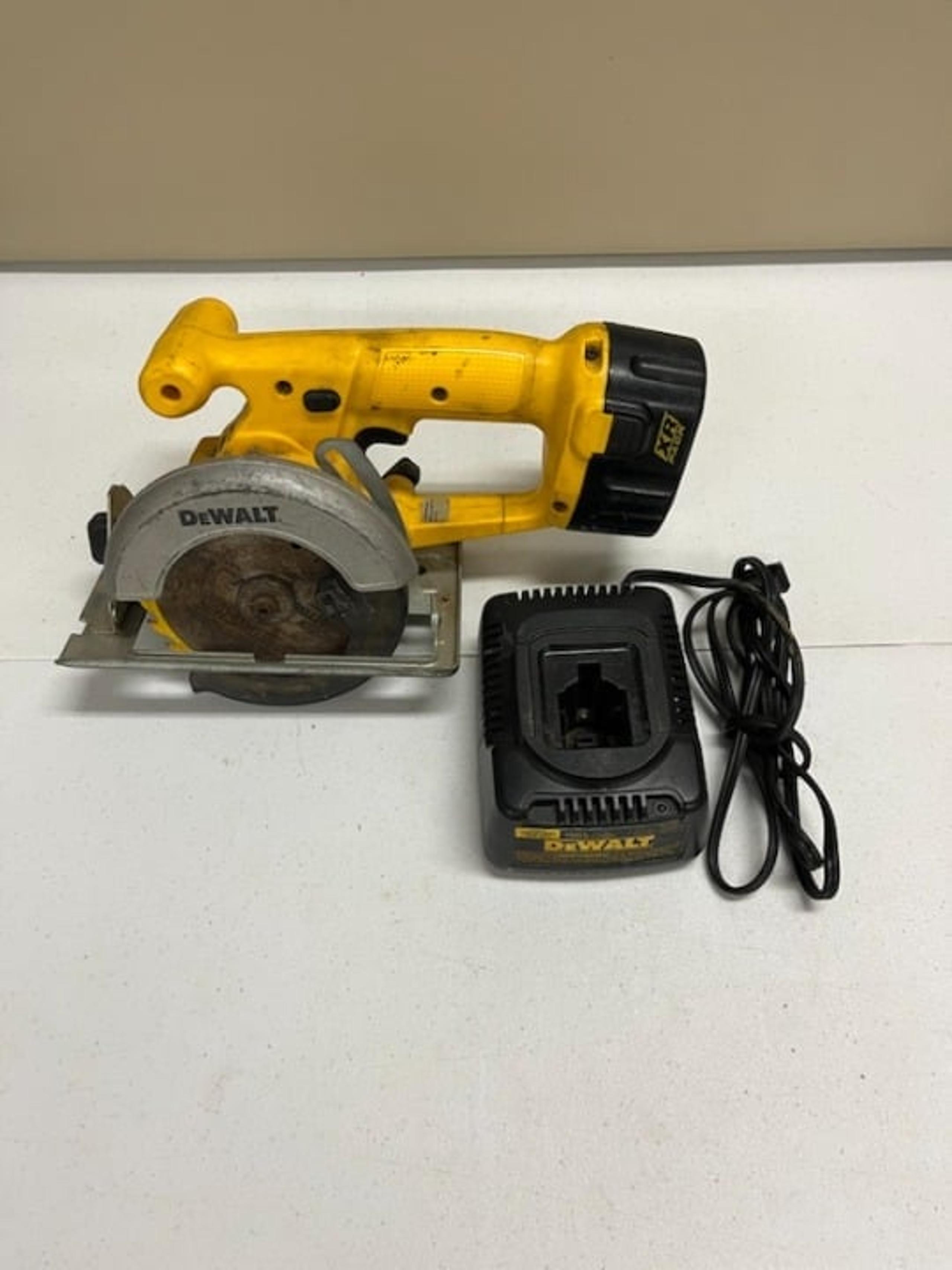 Dewalt 14.4v  Circular Saw 5" / With Charger & Battery