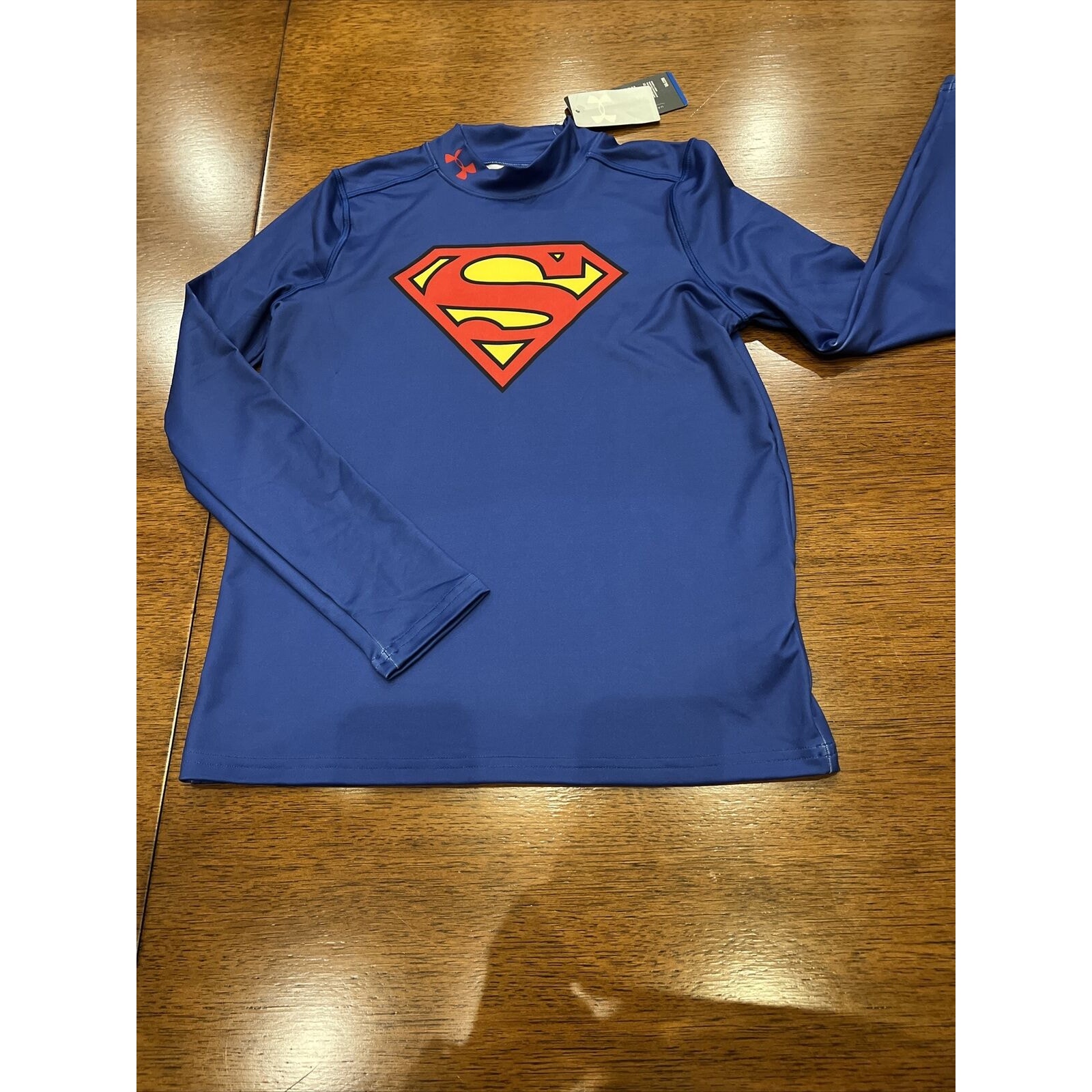 UNDER ARMOUR HEATGEAR BOYS YOUTH MEDIUM FITTED SUPERMAN LONG SLEEVE SHIRT NEW
