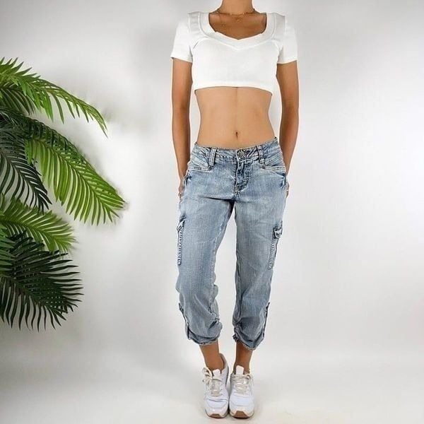 Women's Vintage Y2K Low Rise Light Wash Distressed Skater Cargo Jeans Capris / 9