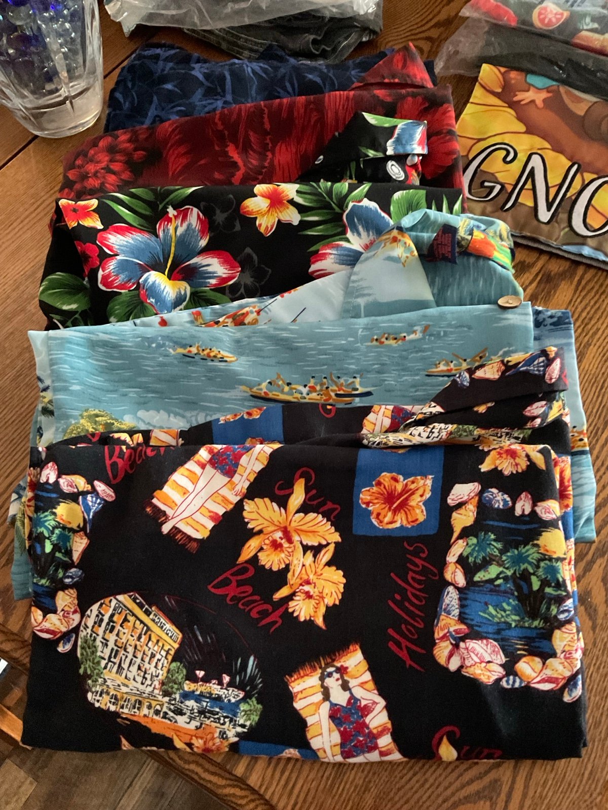 4-2025–5 MEN’S ASSORTED SHORT SLEEVE HAWAIAN SHIRTS 1 IS VINTAGE HAWAIIAN