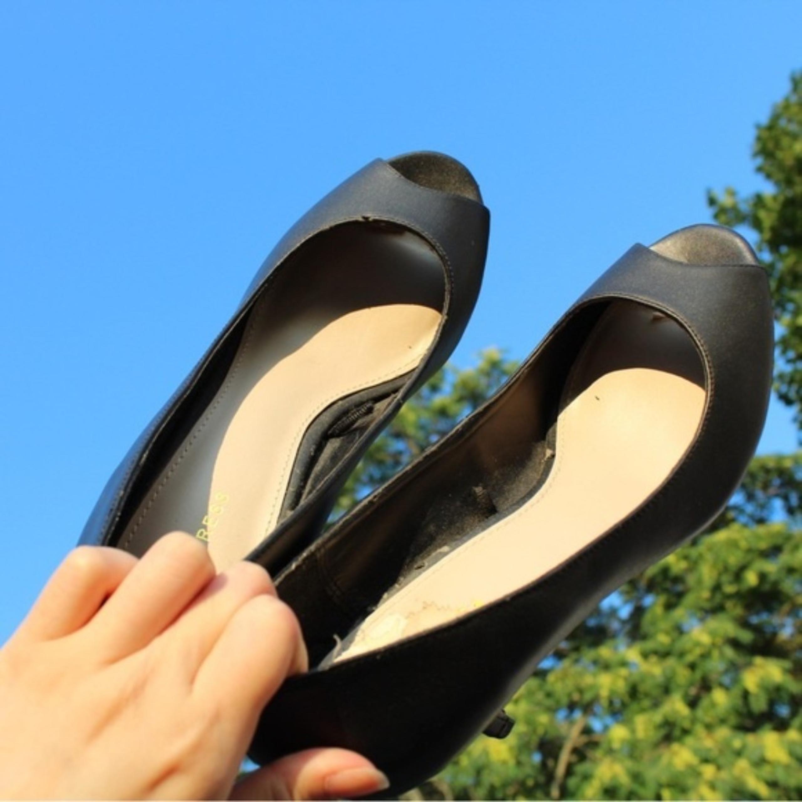 Express Black Leather Peep Toe Slip On Pumps/ Heels