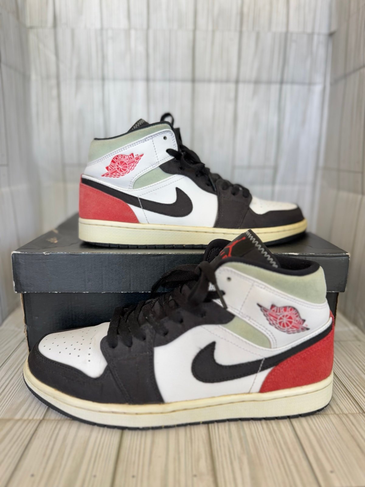 Air Jordan 1 SE Mid Red Black Toe -Size 9.5 mens