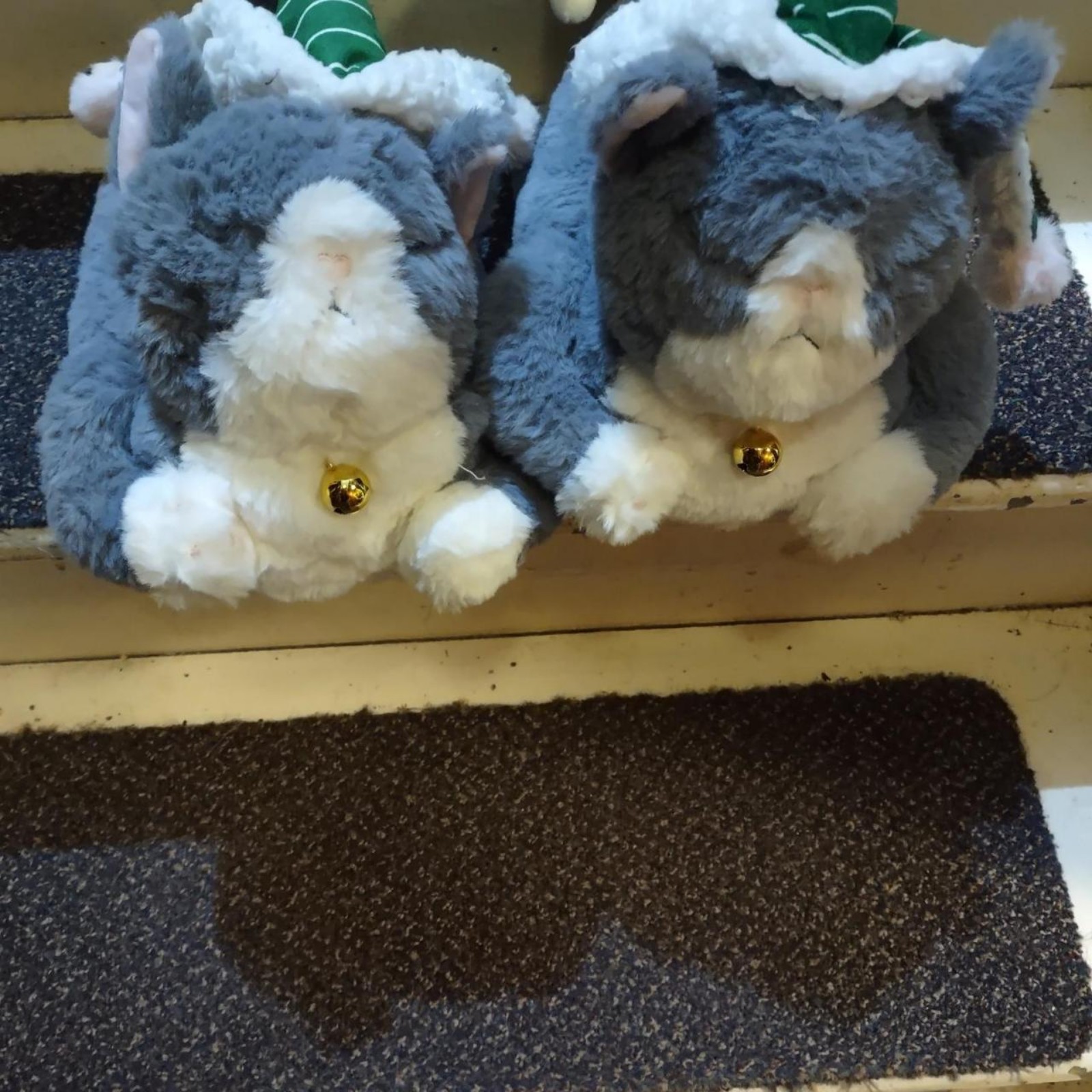 the cutest whimsical grey and white cat slippers size small (women's 5-6)