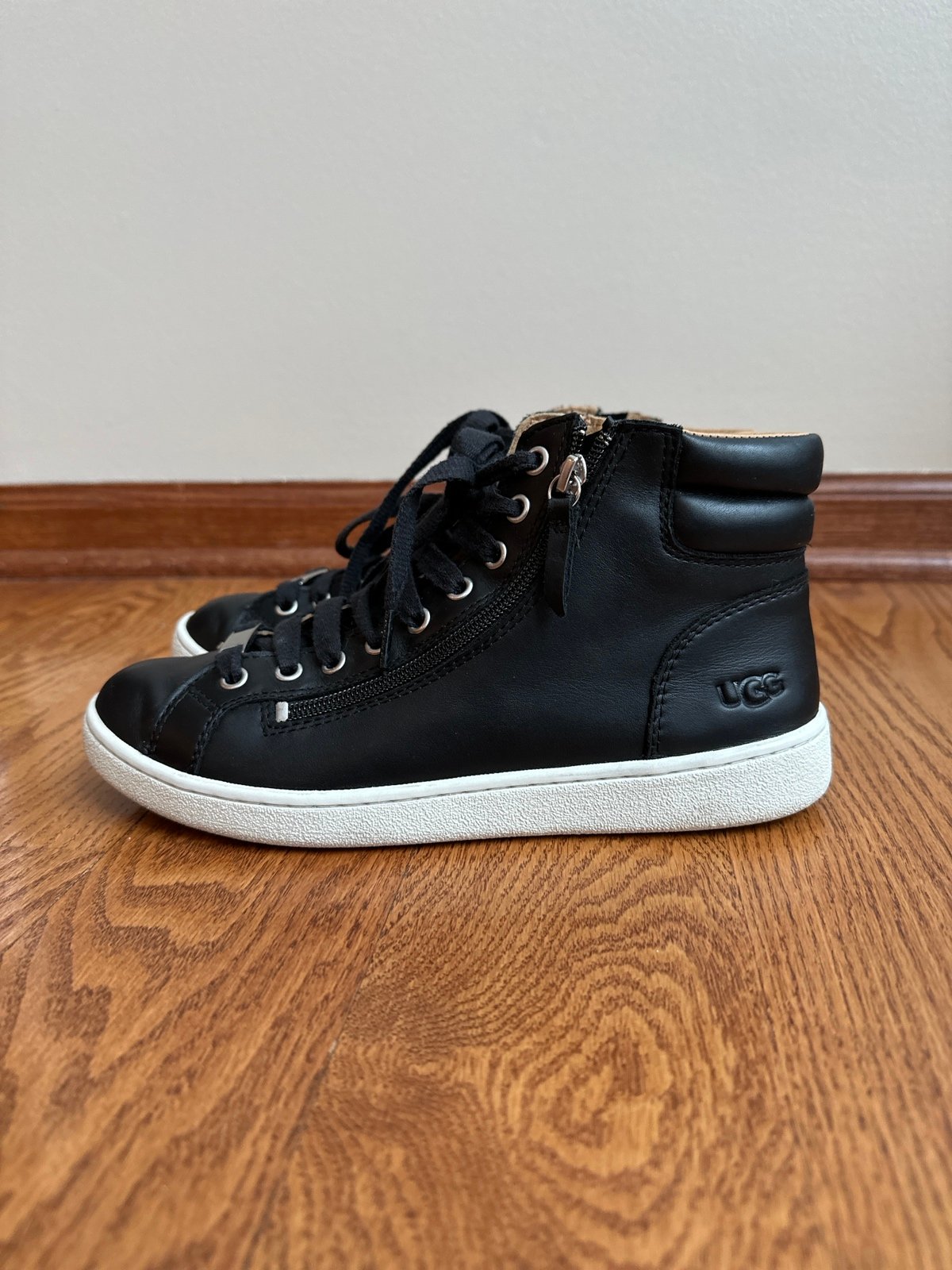 Ugg olive 2024 sneaker black