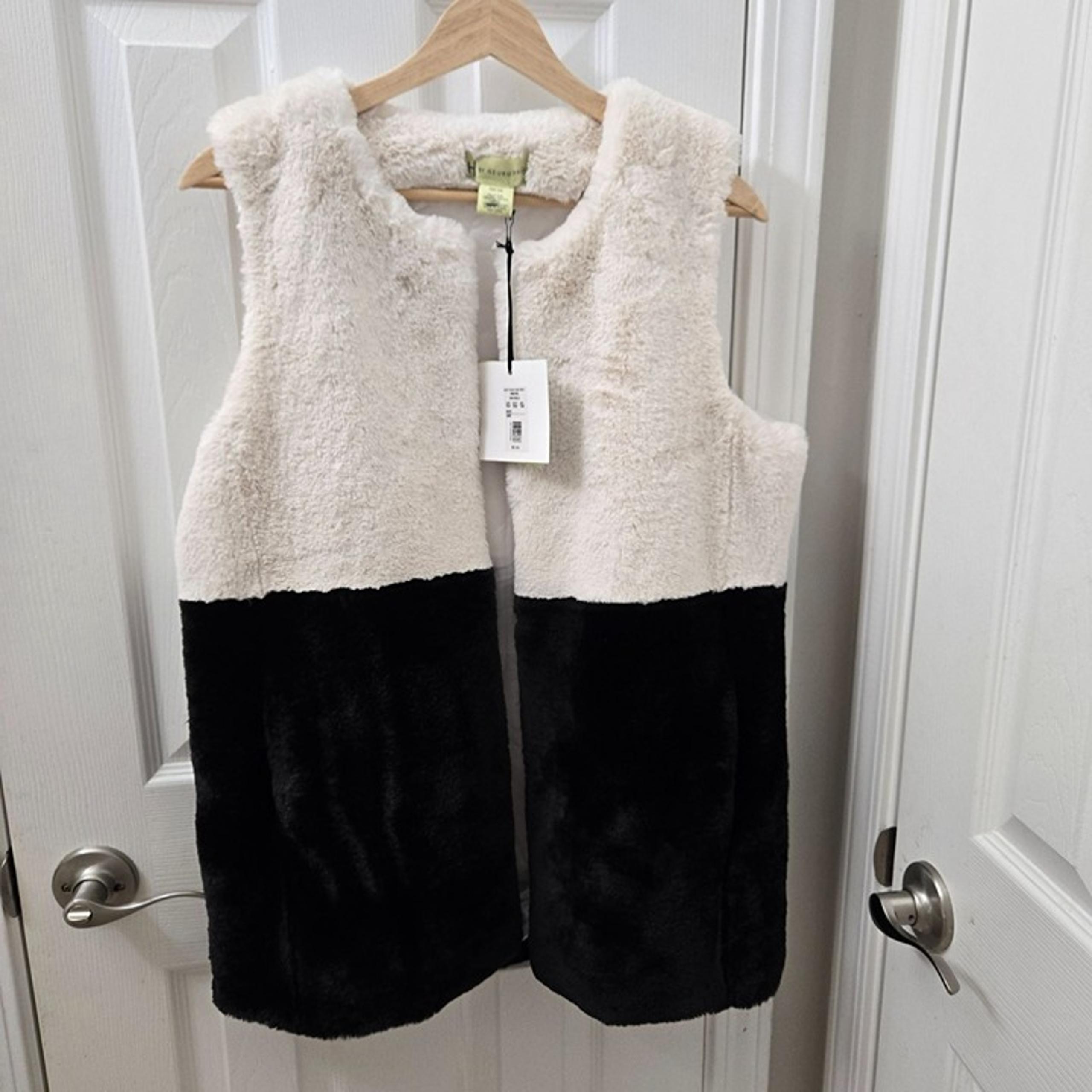 Heurueh faux fur vest Womens Small Medium  Black White Colorblock Soft Cozy New